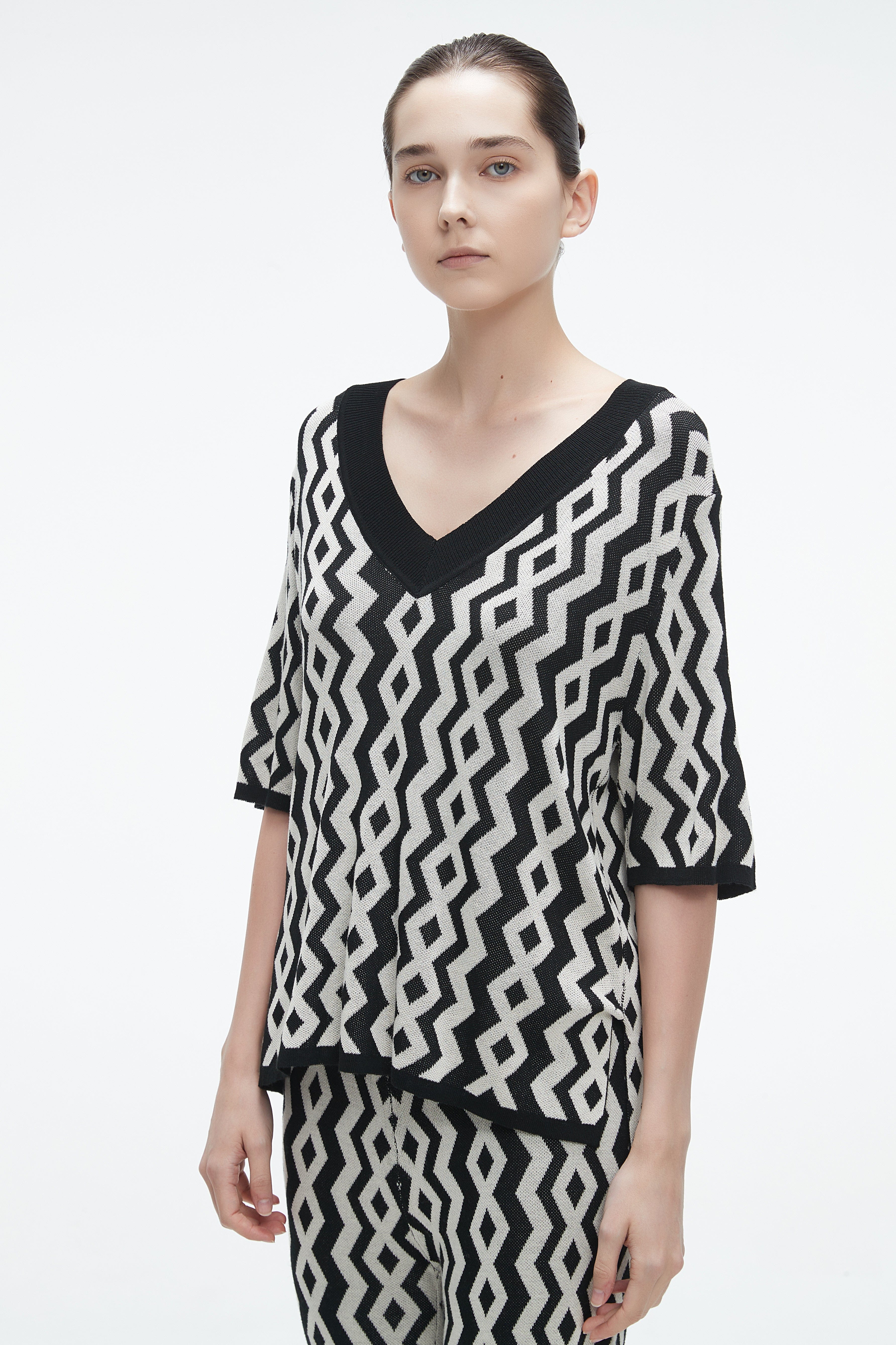 Short Sleeve Printed Blouse With V-Neck - Image 2