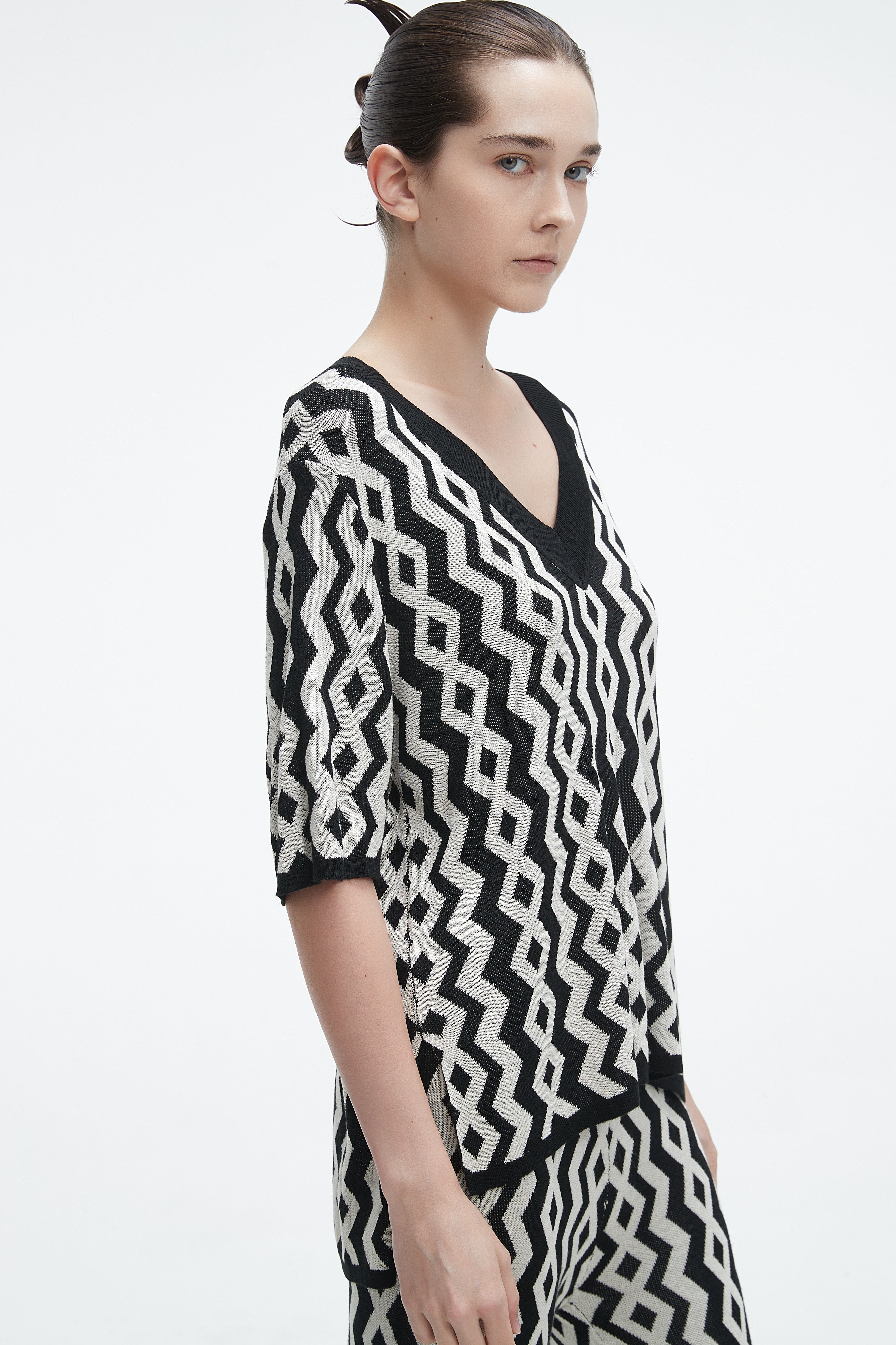 Short Sleeve Printed Blouse With V-Neck - Image 4