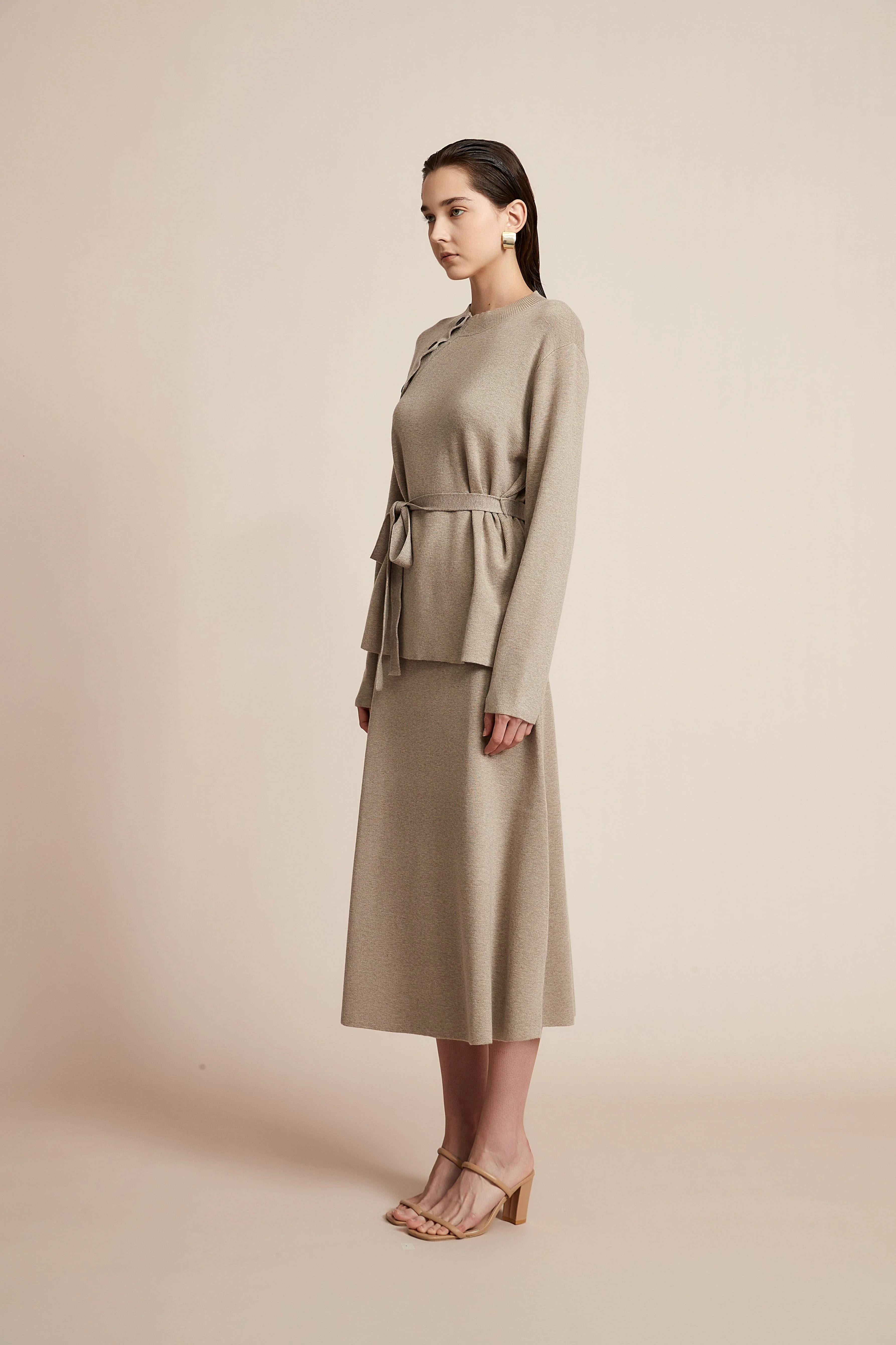 Plain Midi Skirt with a Wide Cut - Image 3
