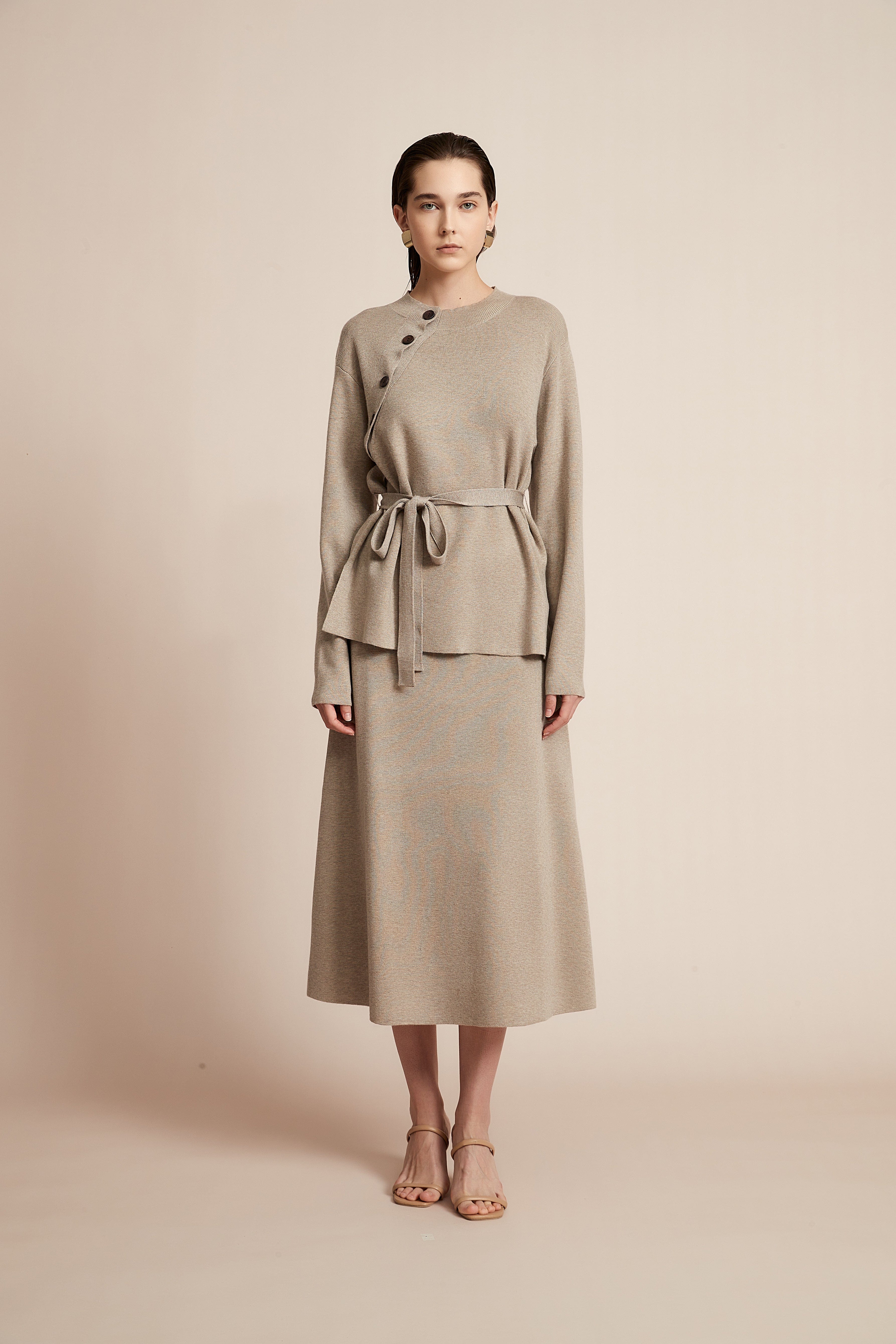 Plain Midi Skirt with a Wide Cut - Image 5