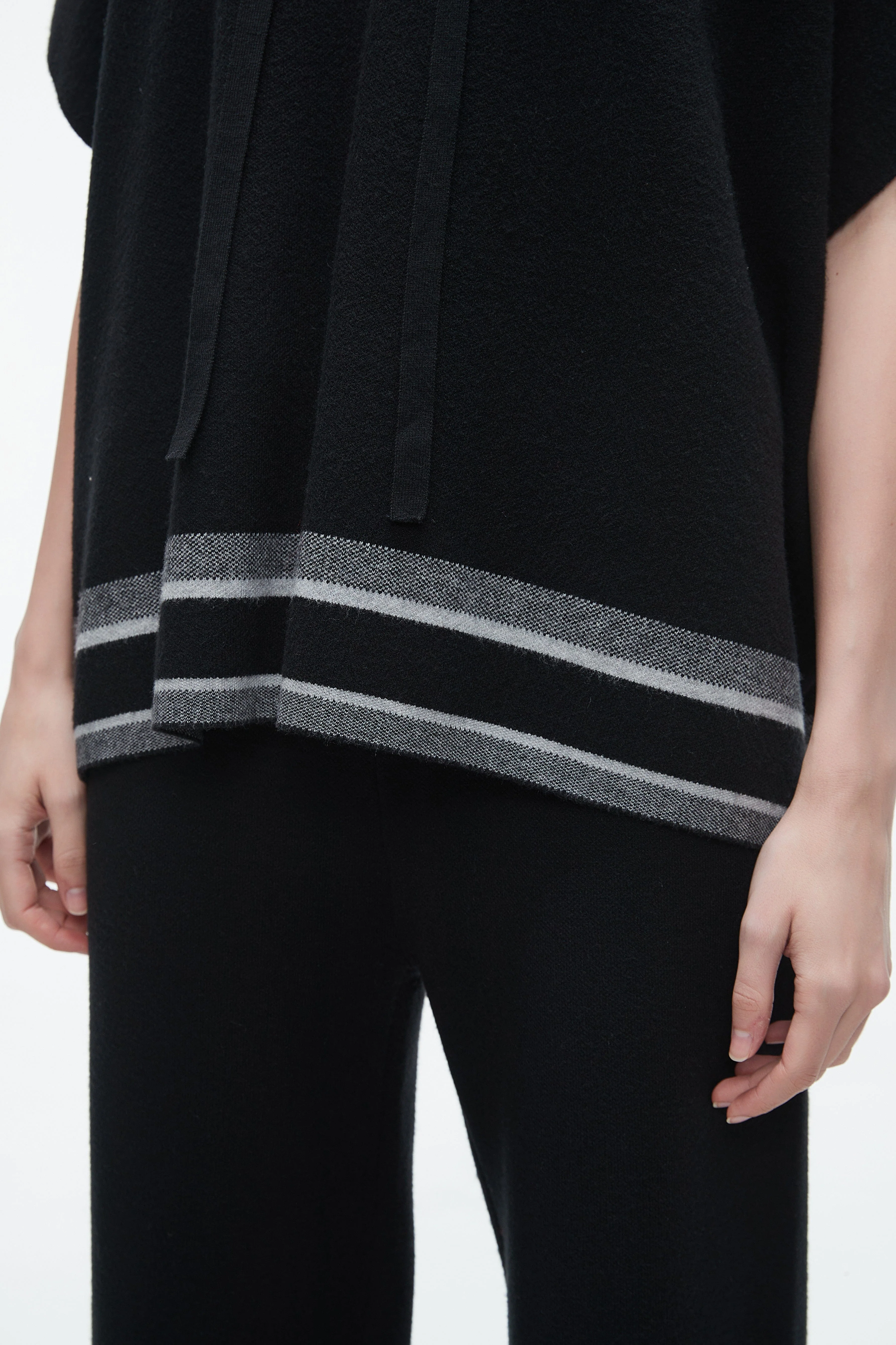 Short-Sleeve Wool Blouse With A Loose Fit And Neck Tie - Image 7