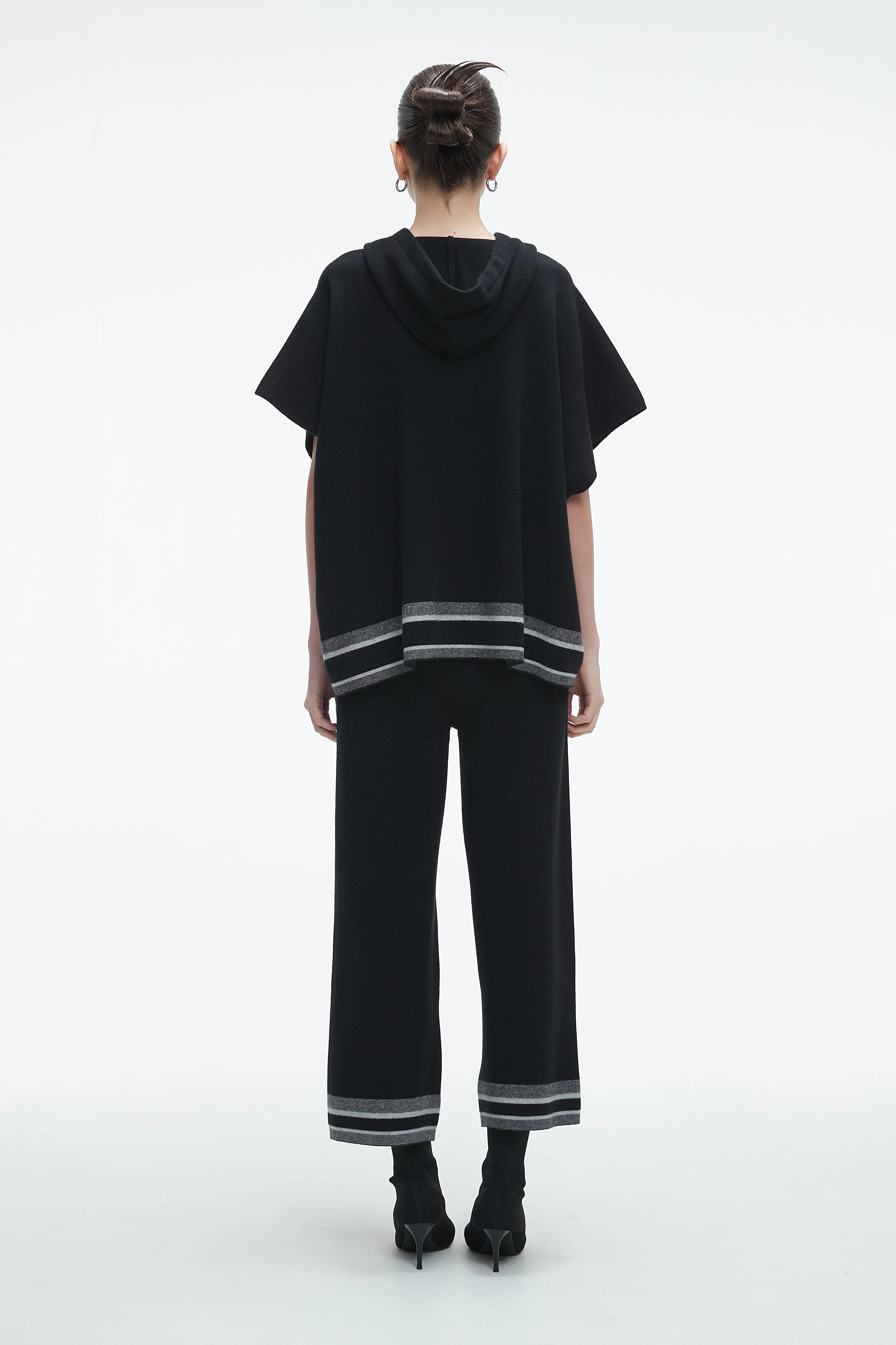 Short-Sleeve Wool Blouse With A Loose Fit And Neck Tie - Image 8
