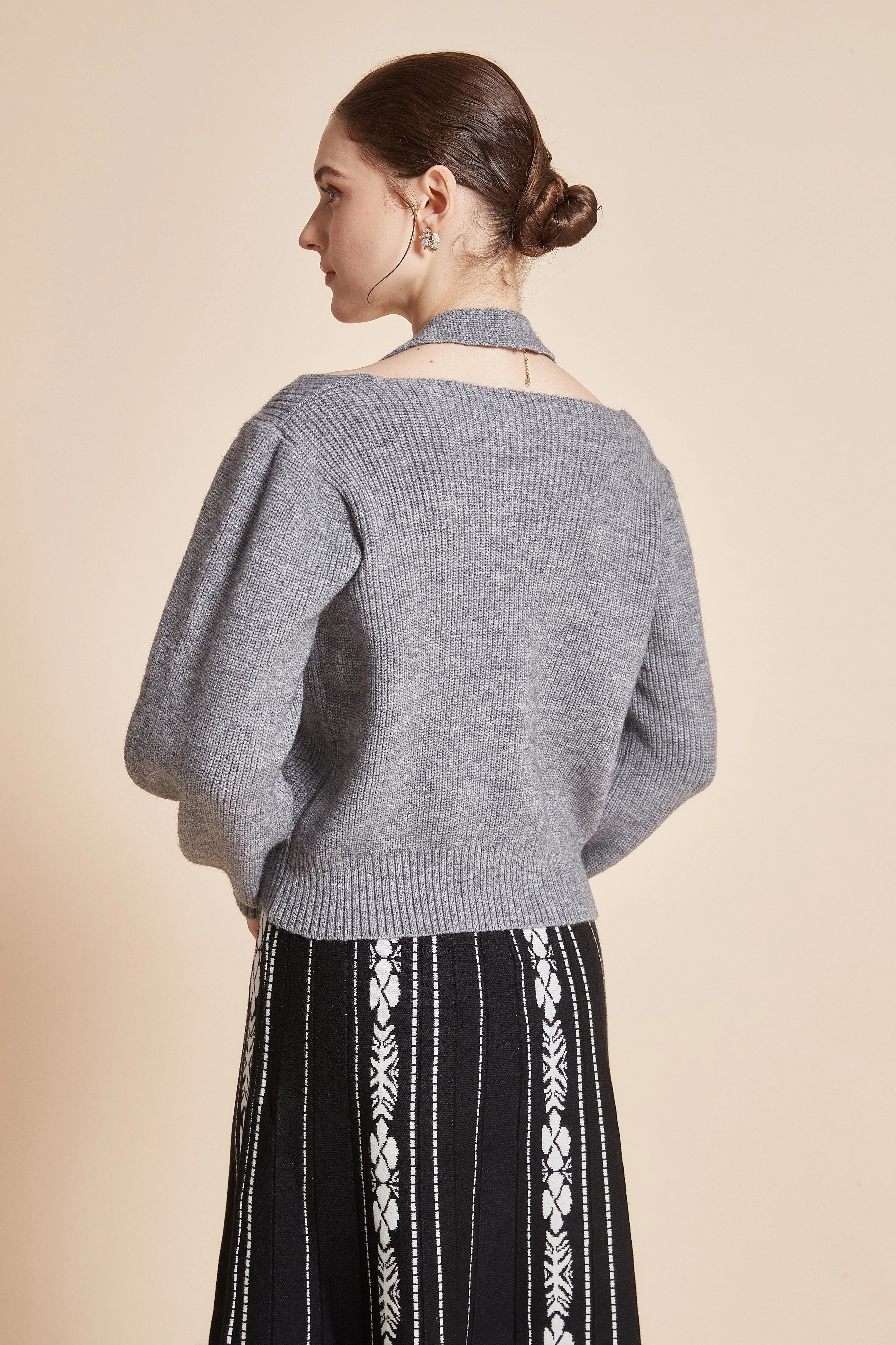 Blouse with a draped collar, V-neck, and long wide sleeves - Image 4
