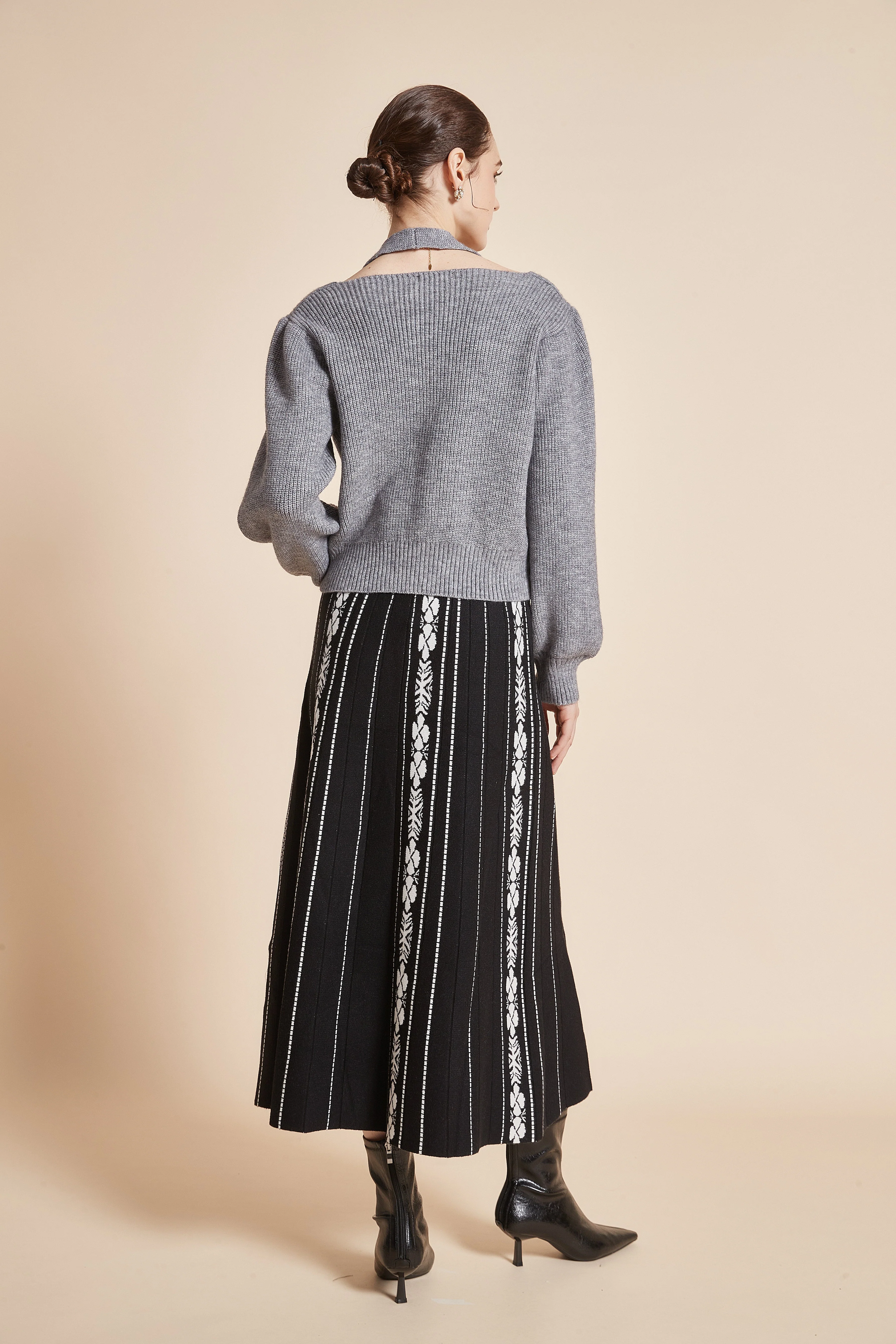 Blouse with a draped collar, V-neck, and long wide sleeves - Image 5