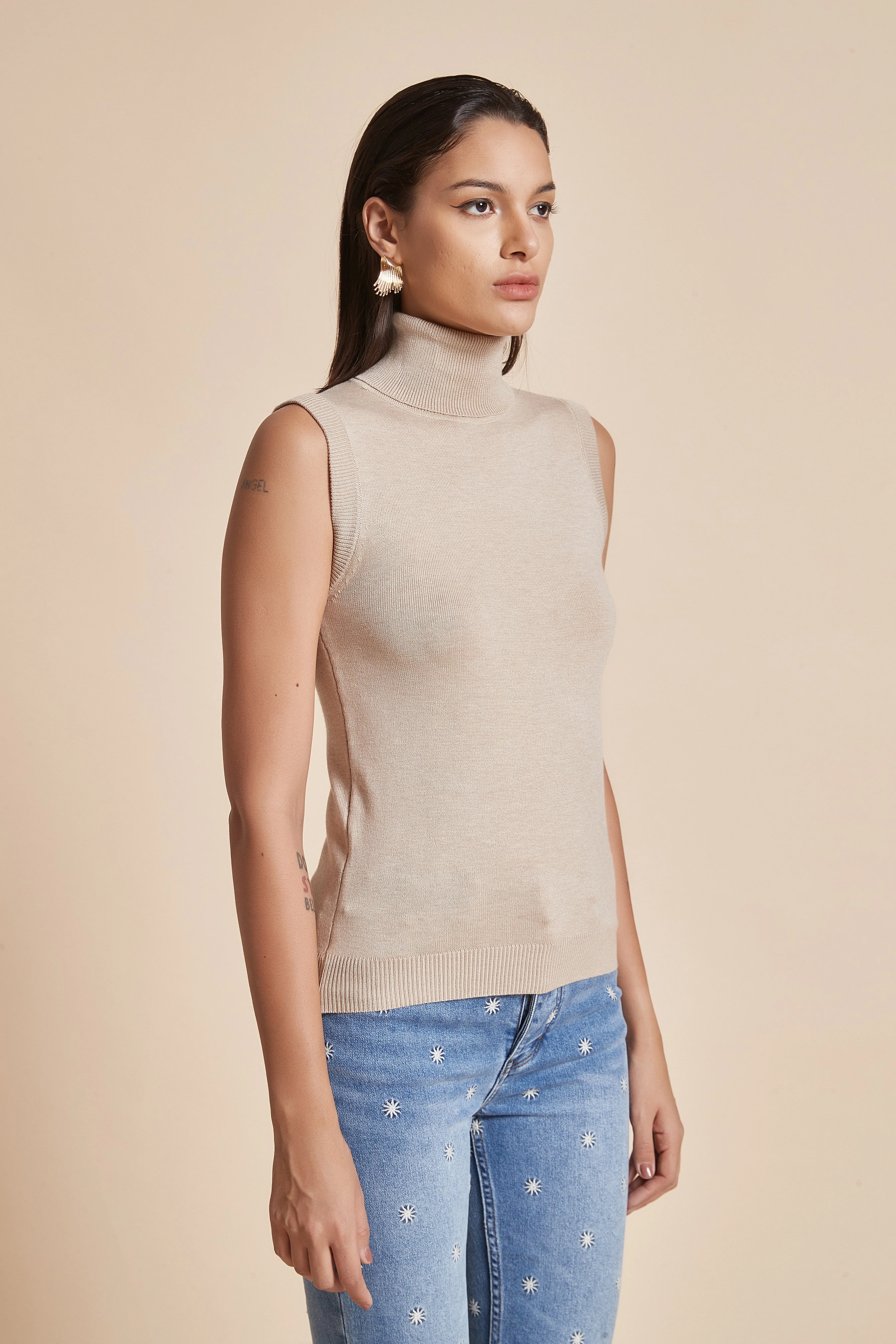 Plain Ribbed High-Neck Blouse With Half Sleeves - Image 4