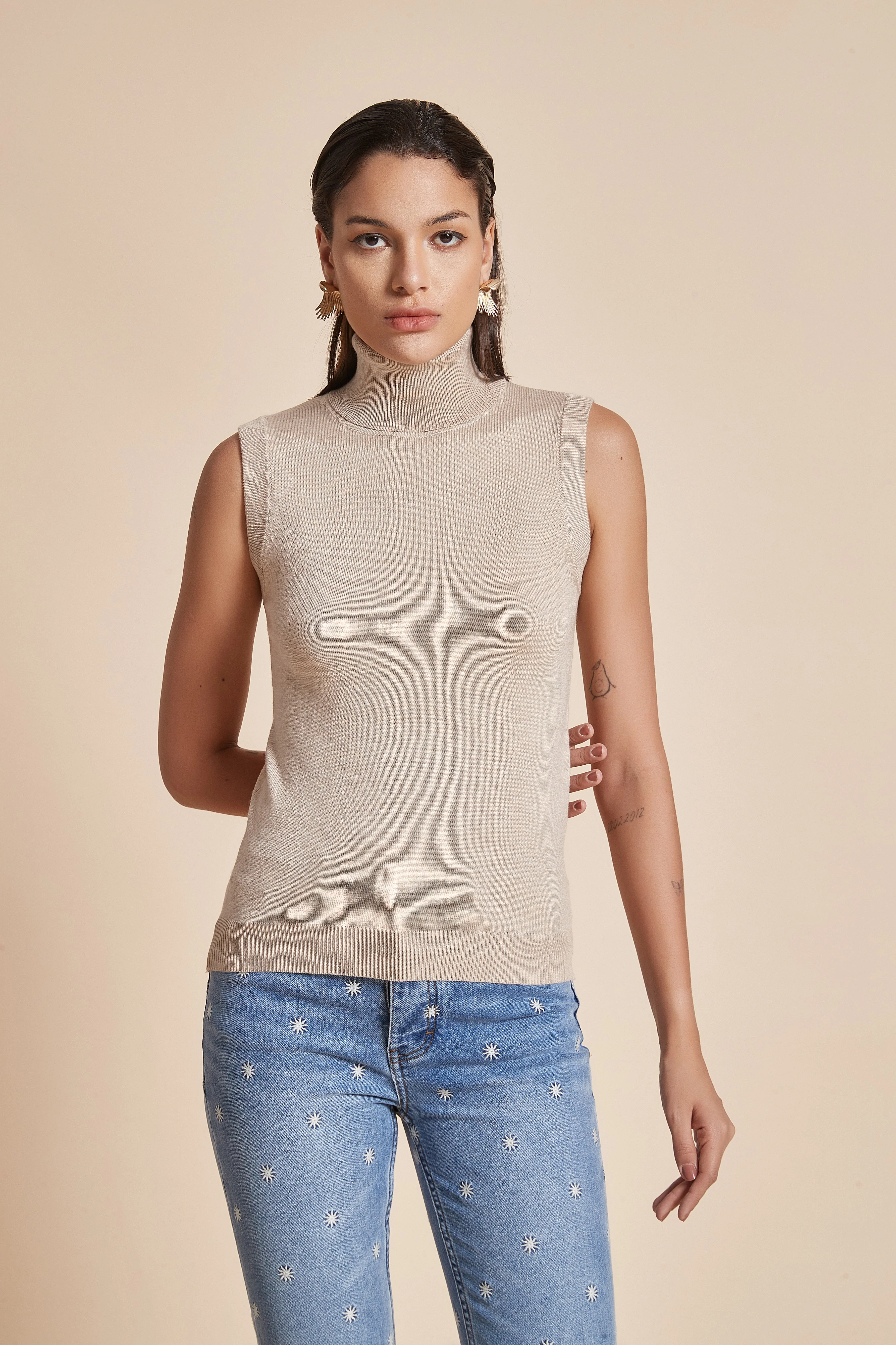 Plain Ribbed High-Neck Blouse With Half Sleeves - Image 6