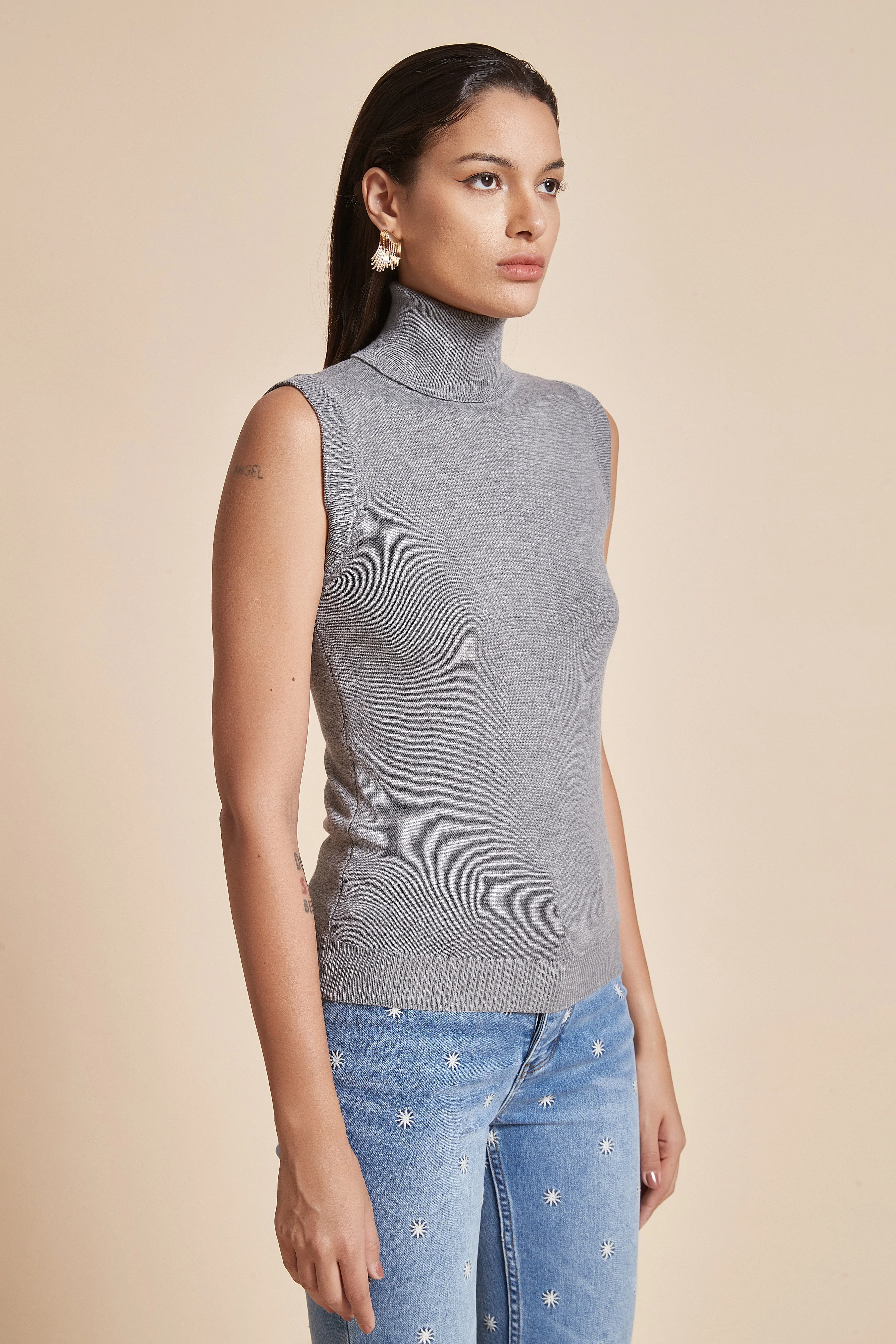 Plain Ribbed High-Neck Blouse with Half Sleeves - Image 3