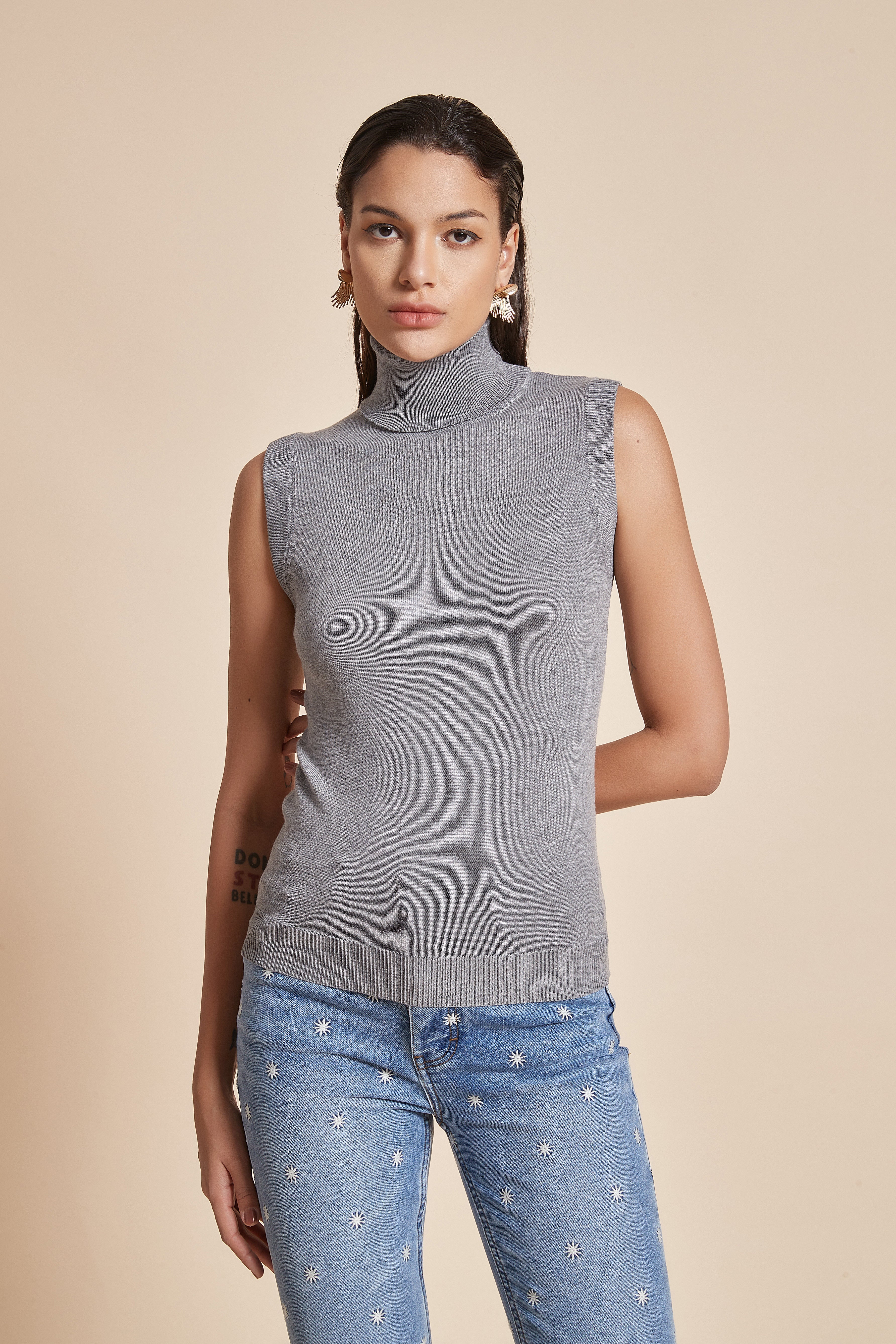 Plain Ribbed High-Neck Blouse with Half Sleeves - Image 5