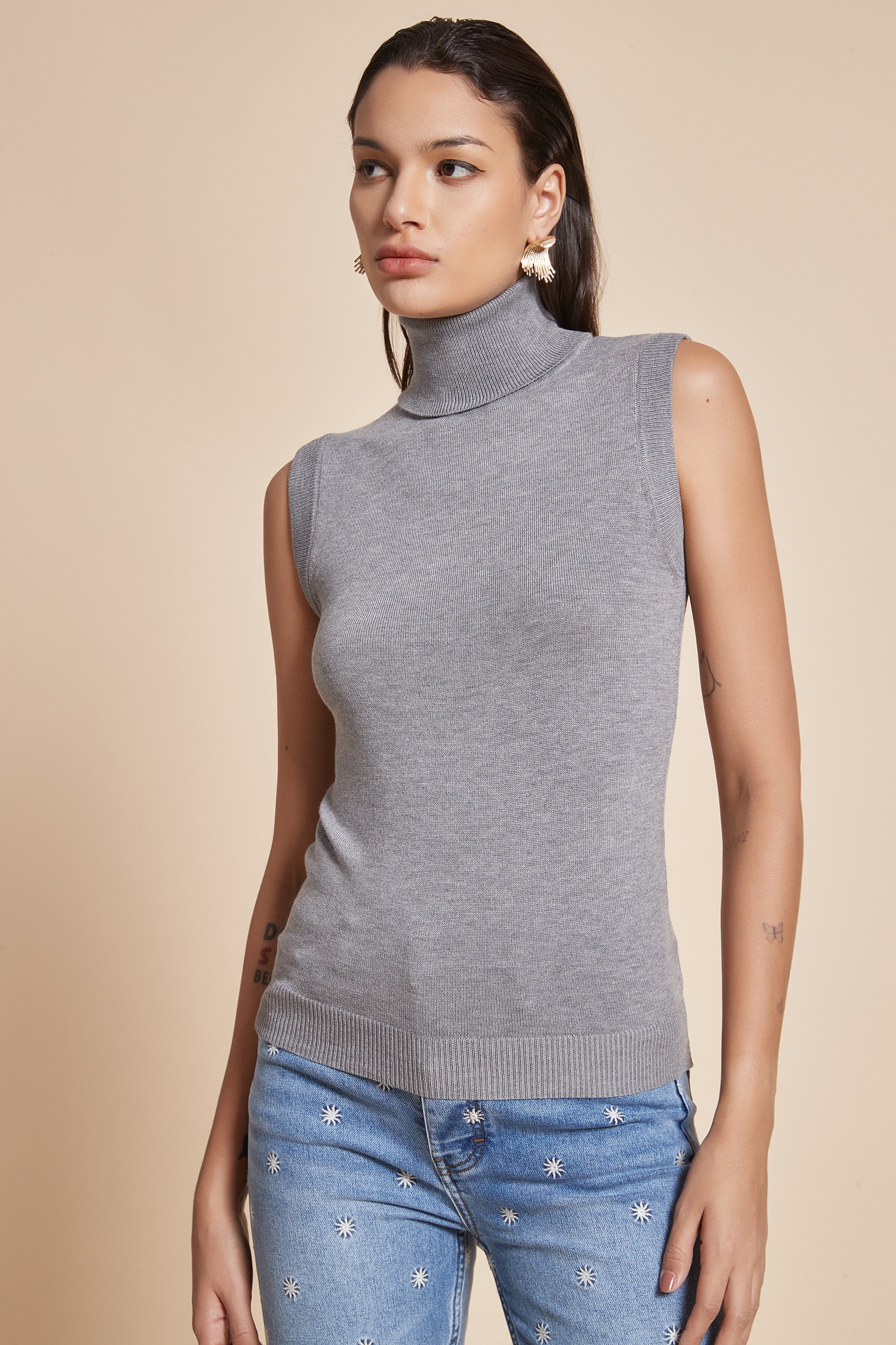 Plain Ribbed High-Neck Blouse with Half Sleeves - Image 7