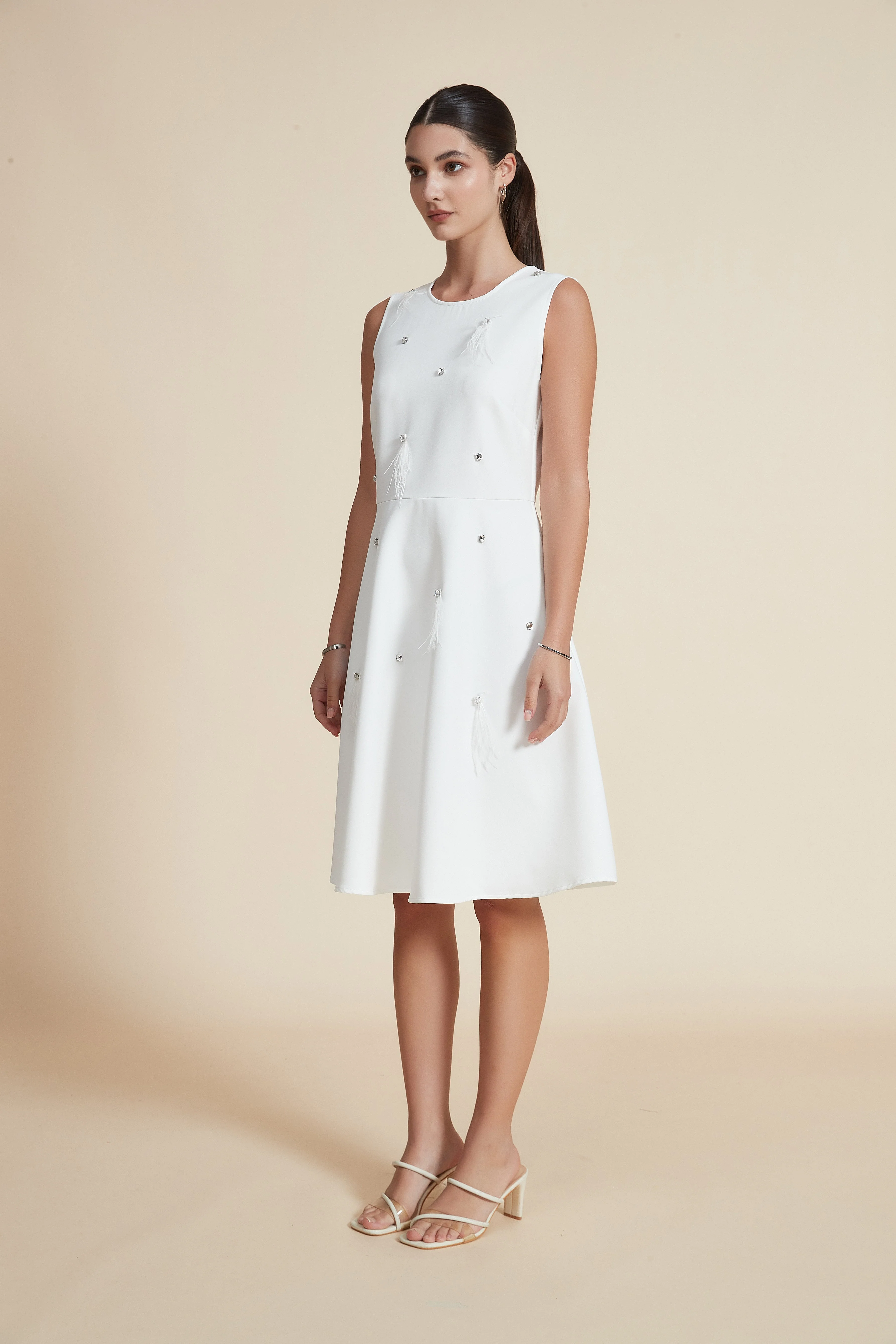 Knee-Length Sleeveless Solid Dress with Round Neck - Image 2