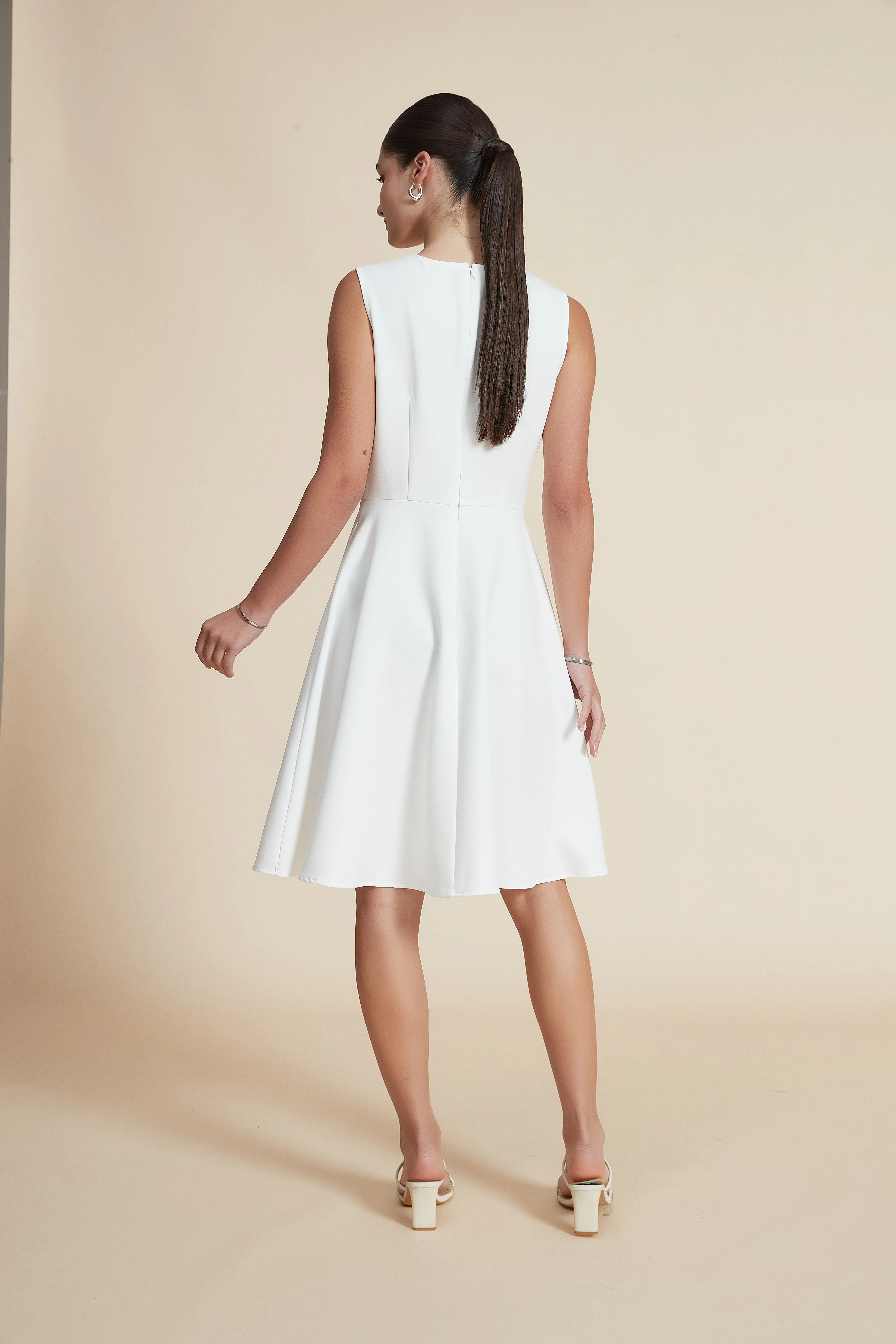 Knee-Length Sleeveless Solid Dress with Round Neck - Image 6
