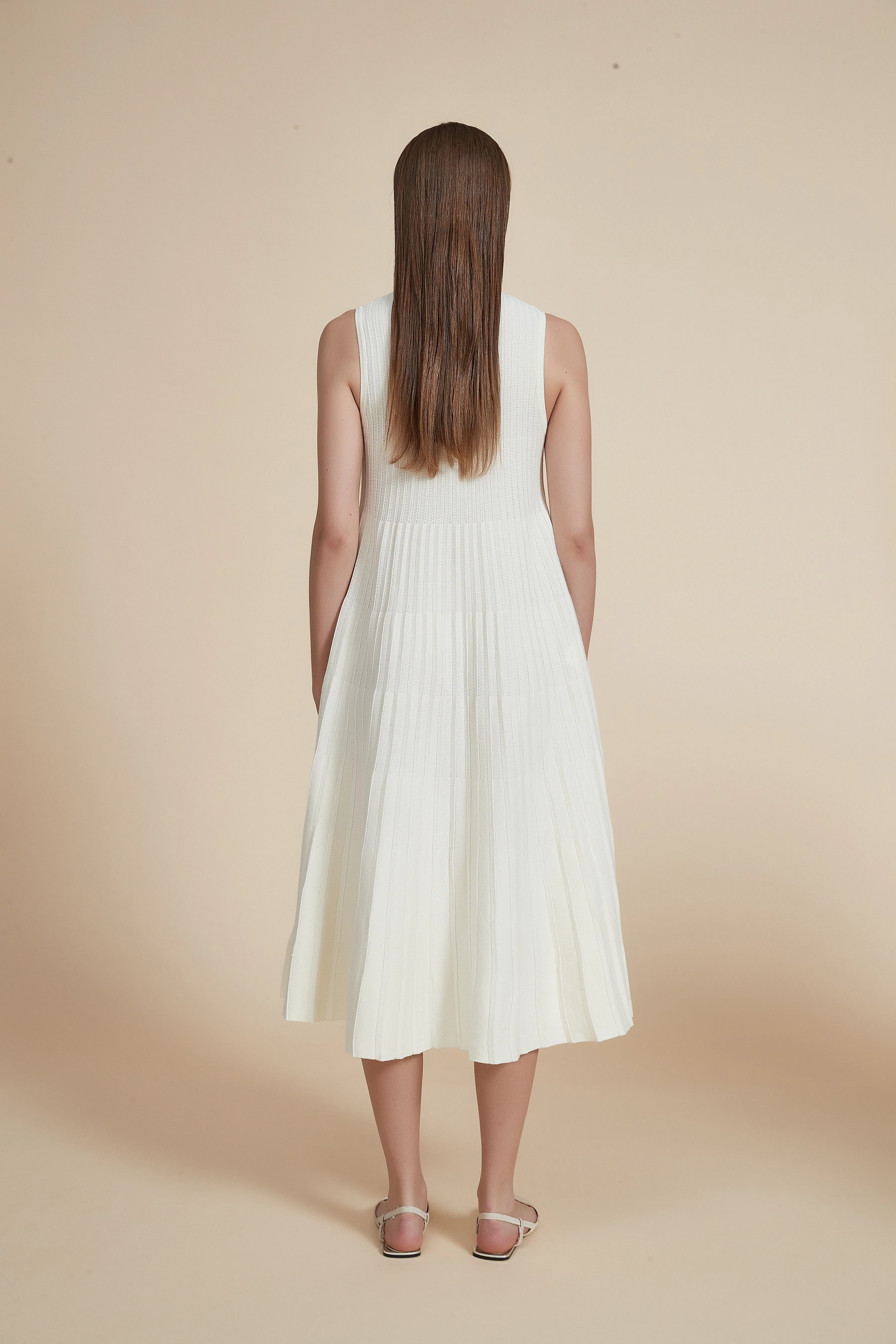 Knee-Length Sleeveless Pleated Dress - Image 3