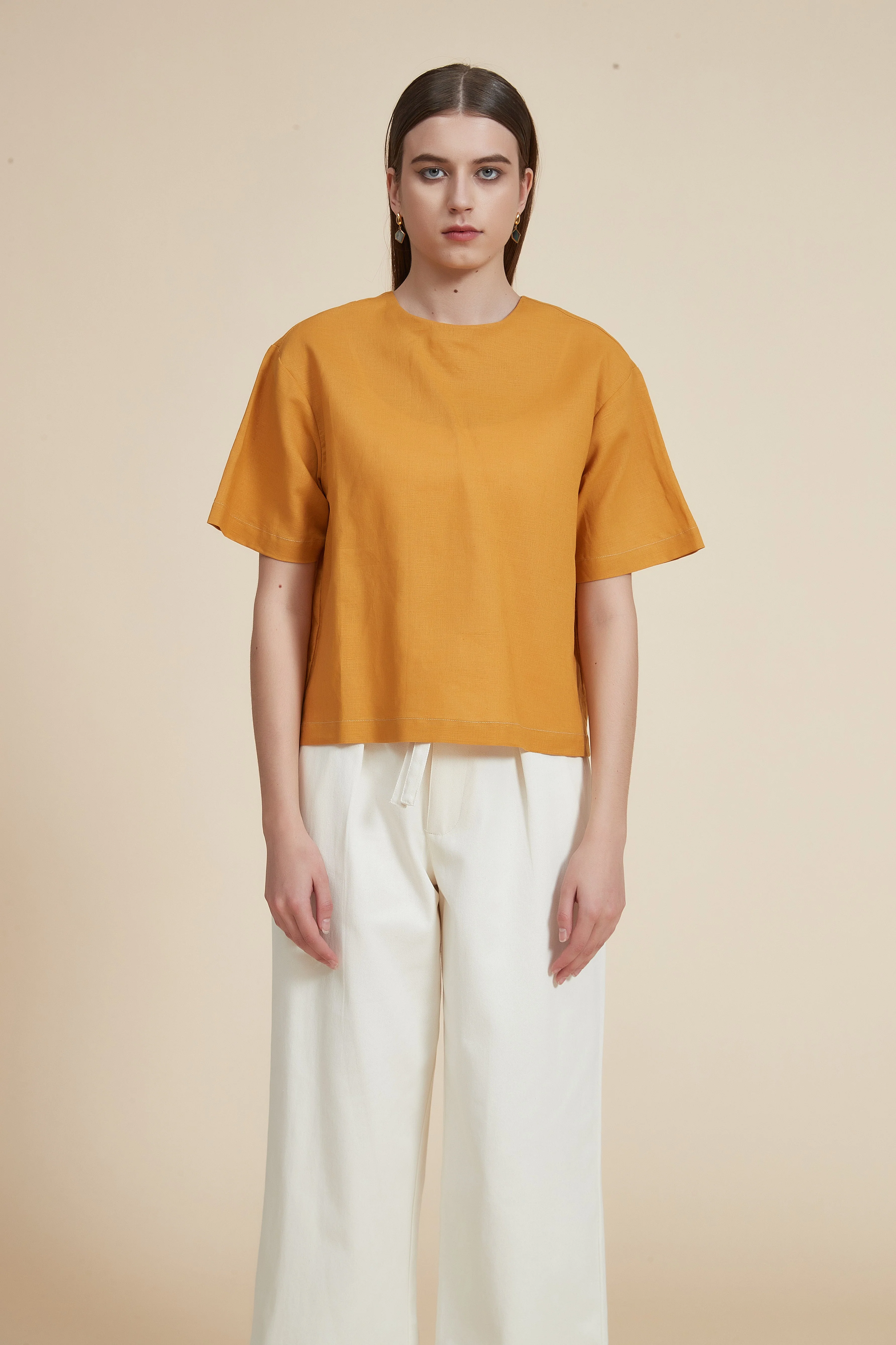 Cropped Solid Color Sleeveless Top with Round Neck - Image 2