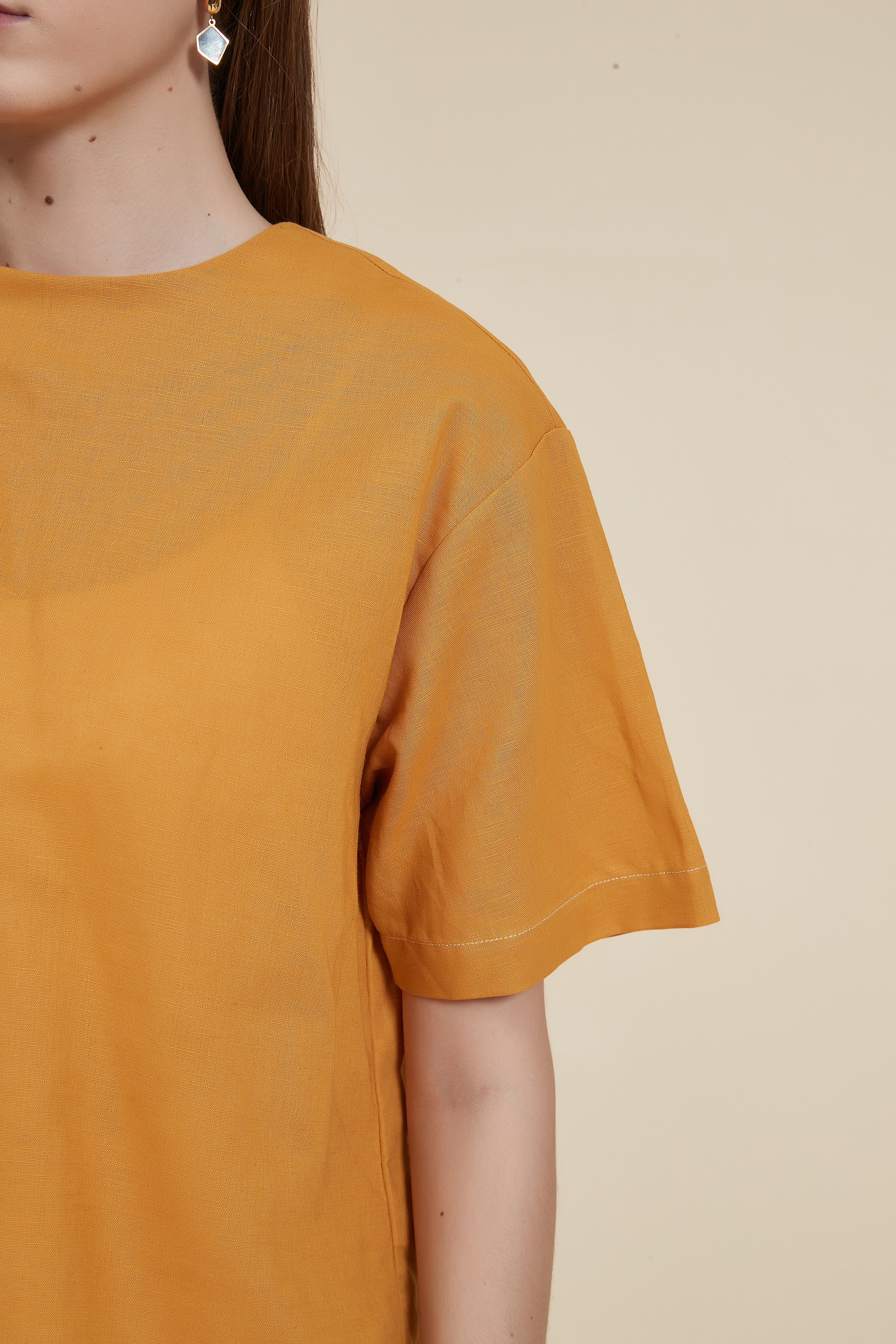 Cropped Solid Color Sleeveless Top with Round Neck - Image 3