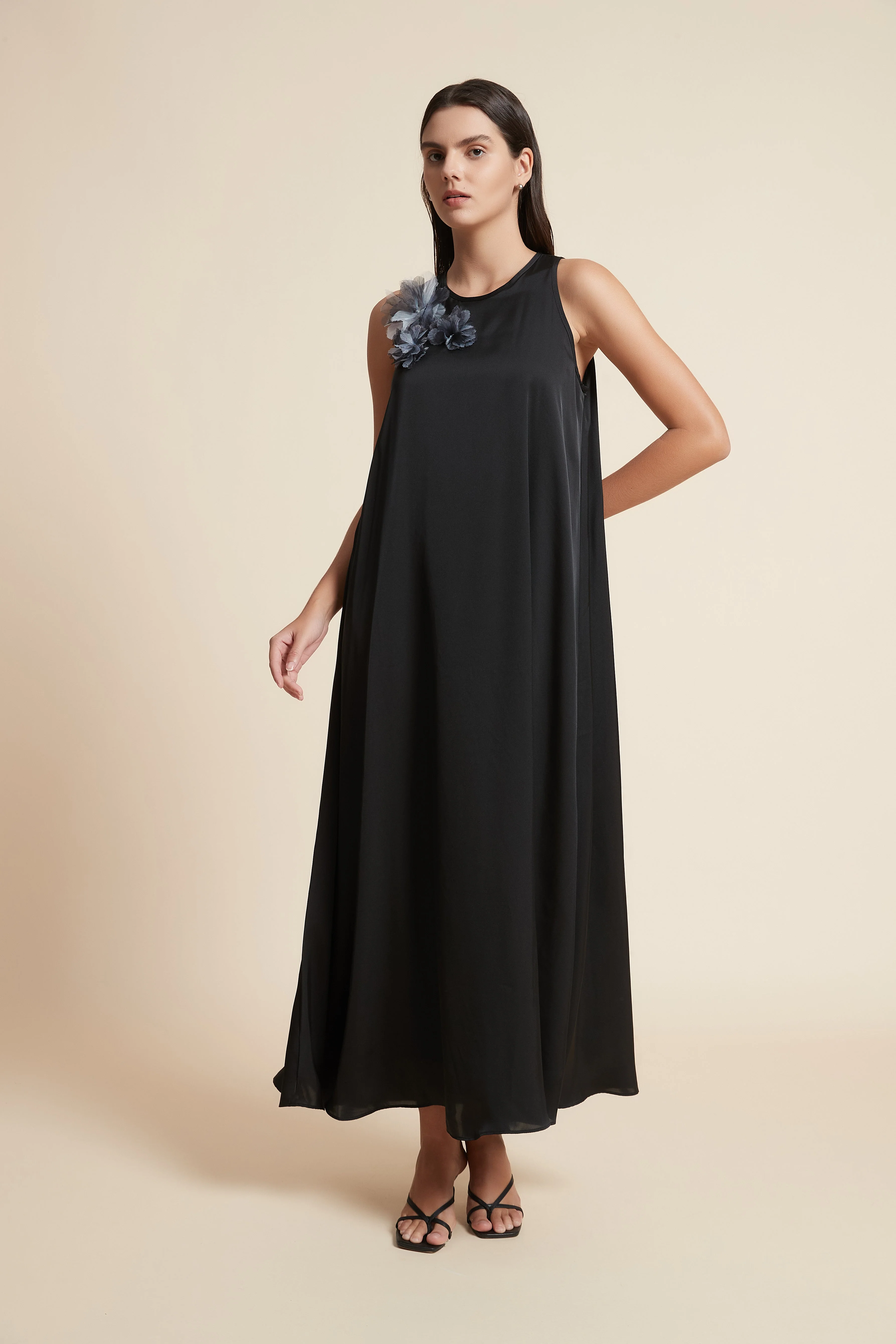 Sleeveless Midi Dress with Round Neck and Floral Detail - Image 6