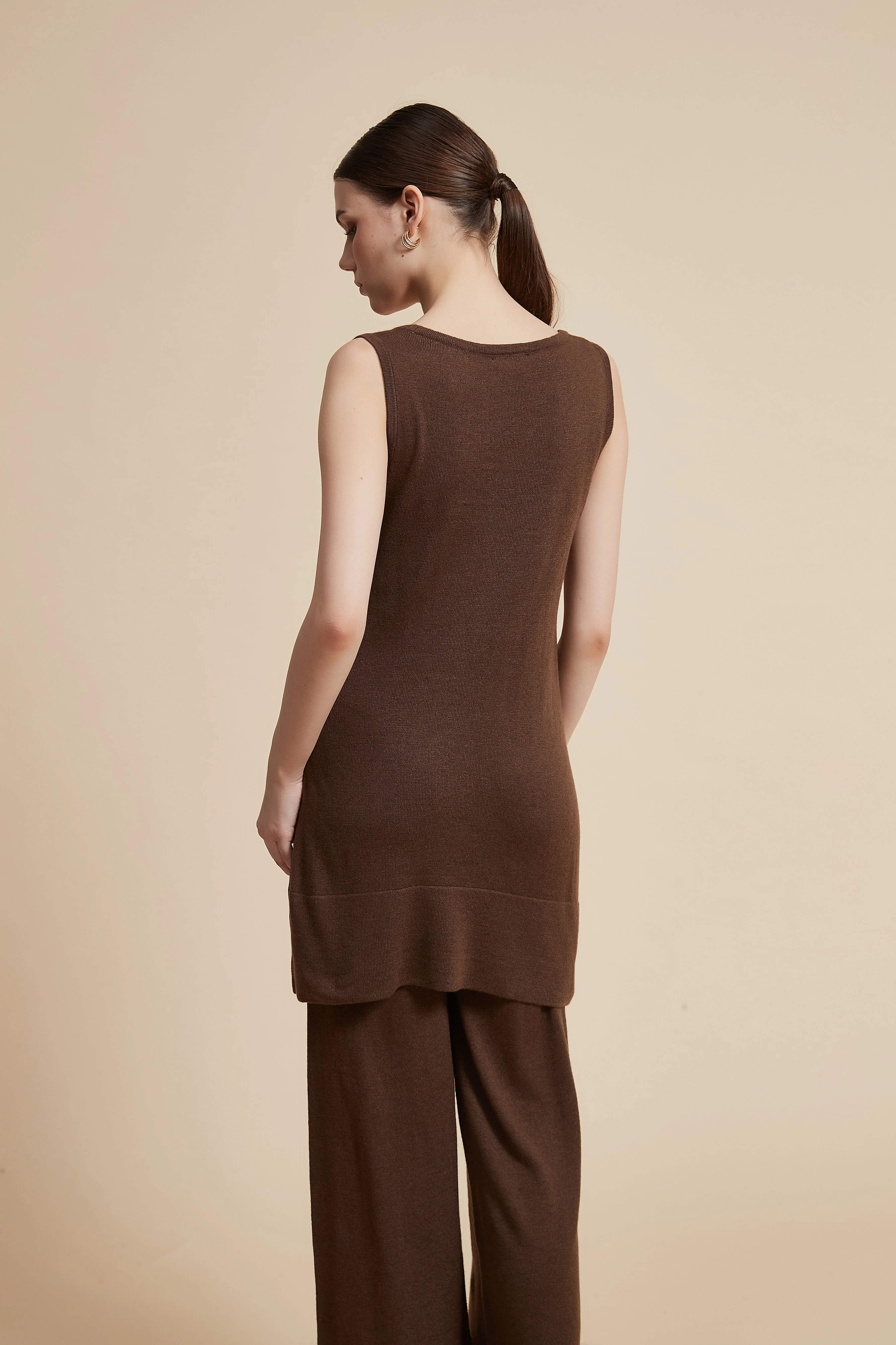 Plain Sleeveless Tank Top - Image 4