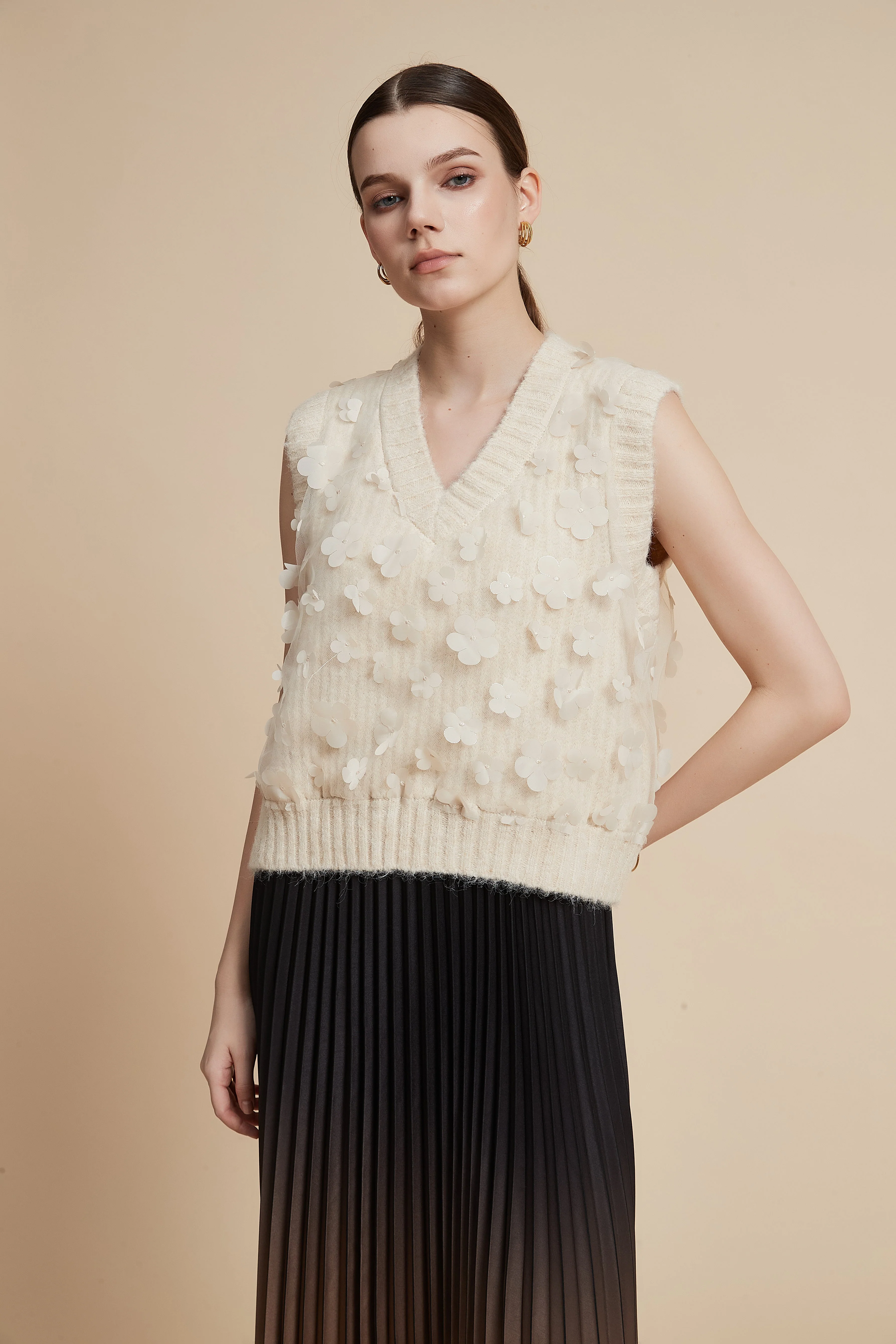 Sleeveless V-Neck Top With Fluttering Roses