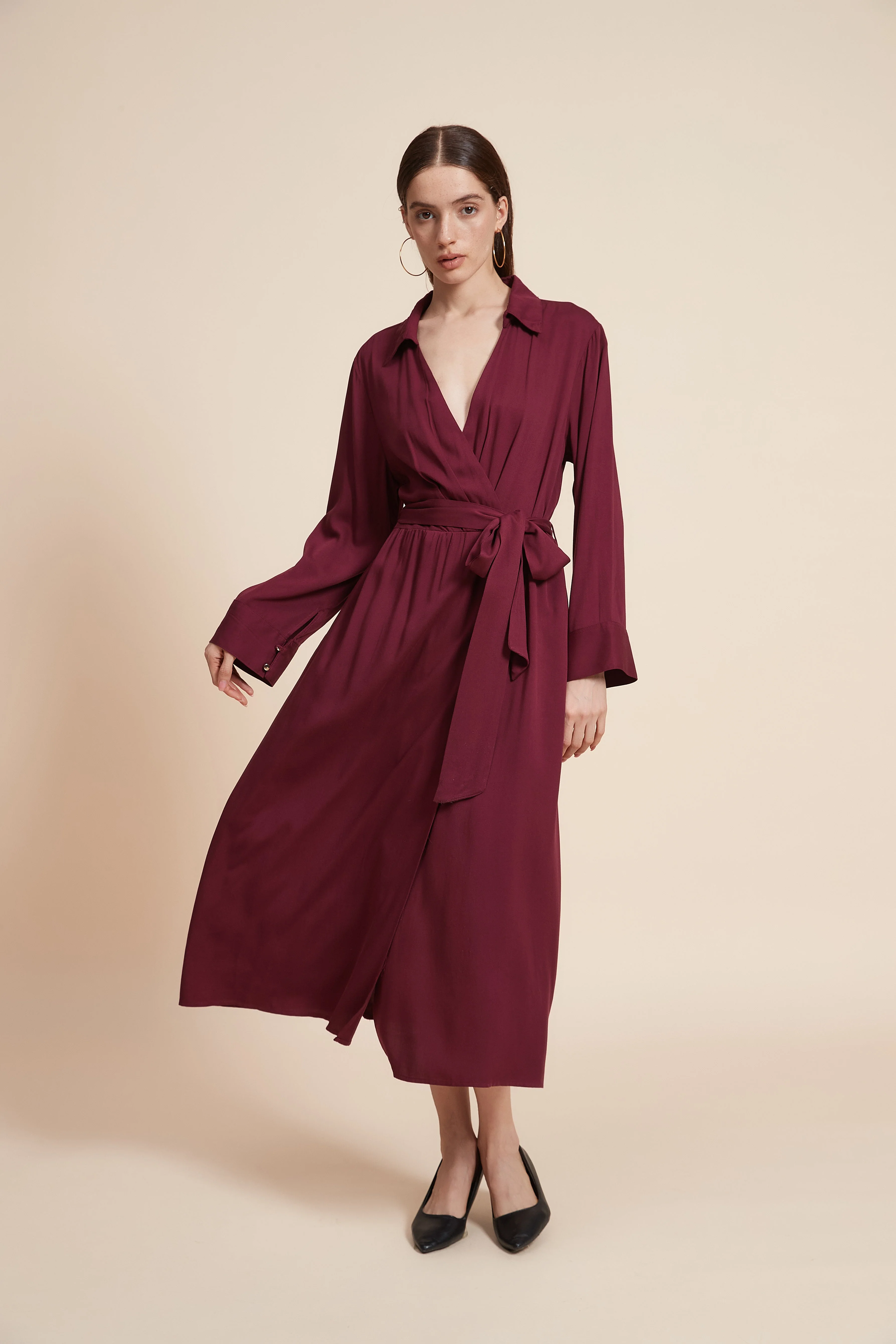 Plain Long-Sleeved Midi Dress With A Waist Belt