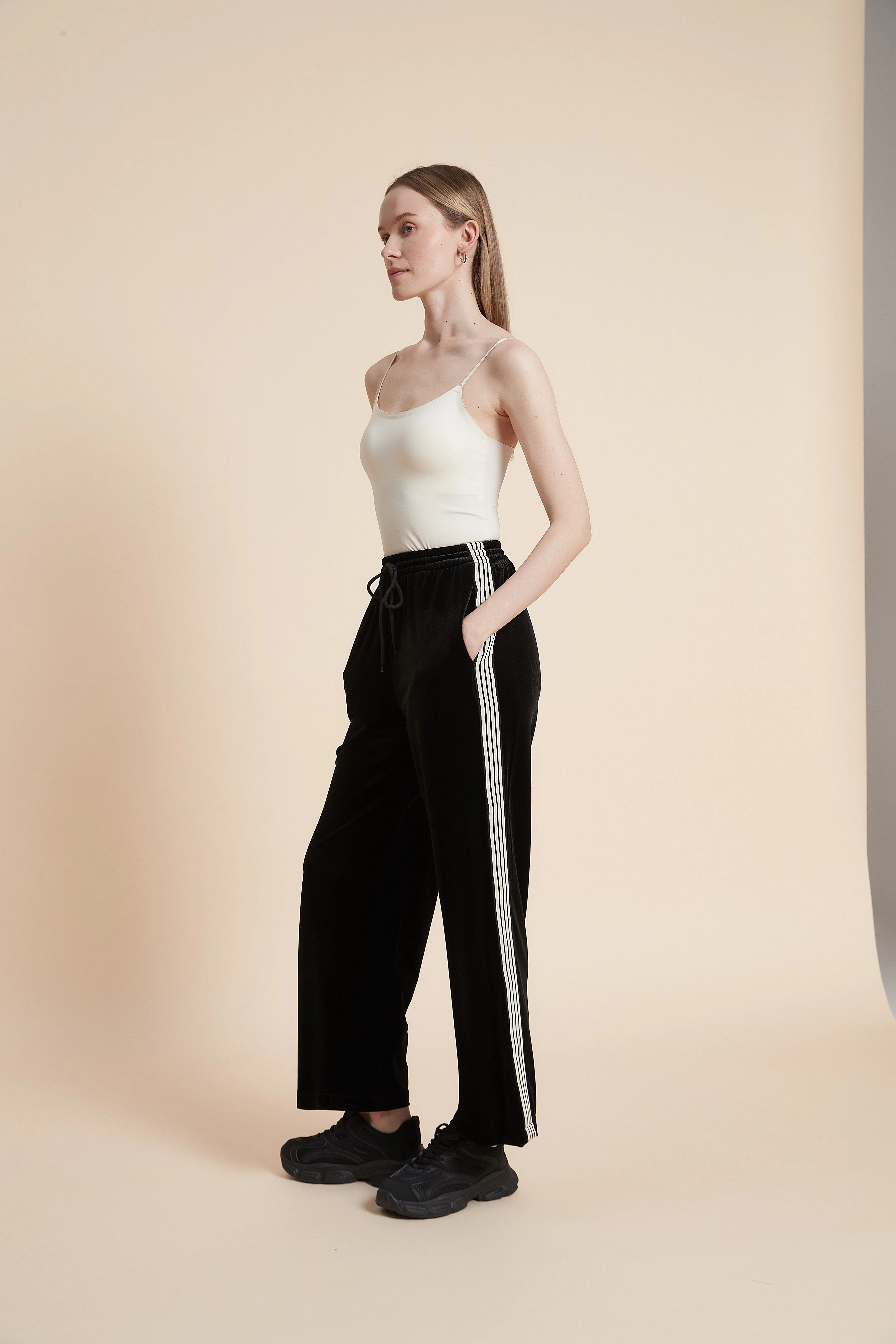 Plain Wide-Leg Trousers - Image 5