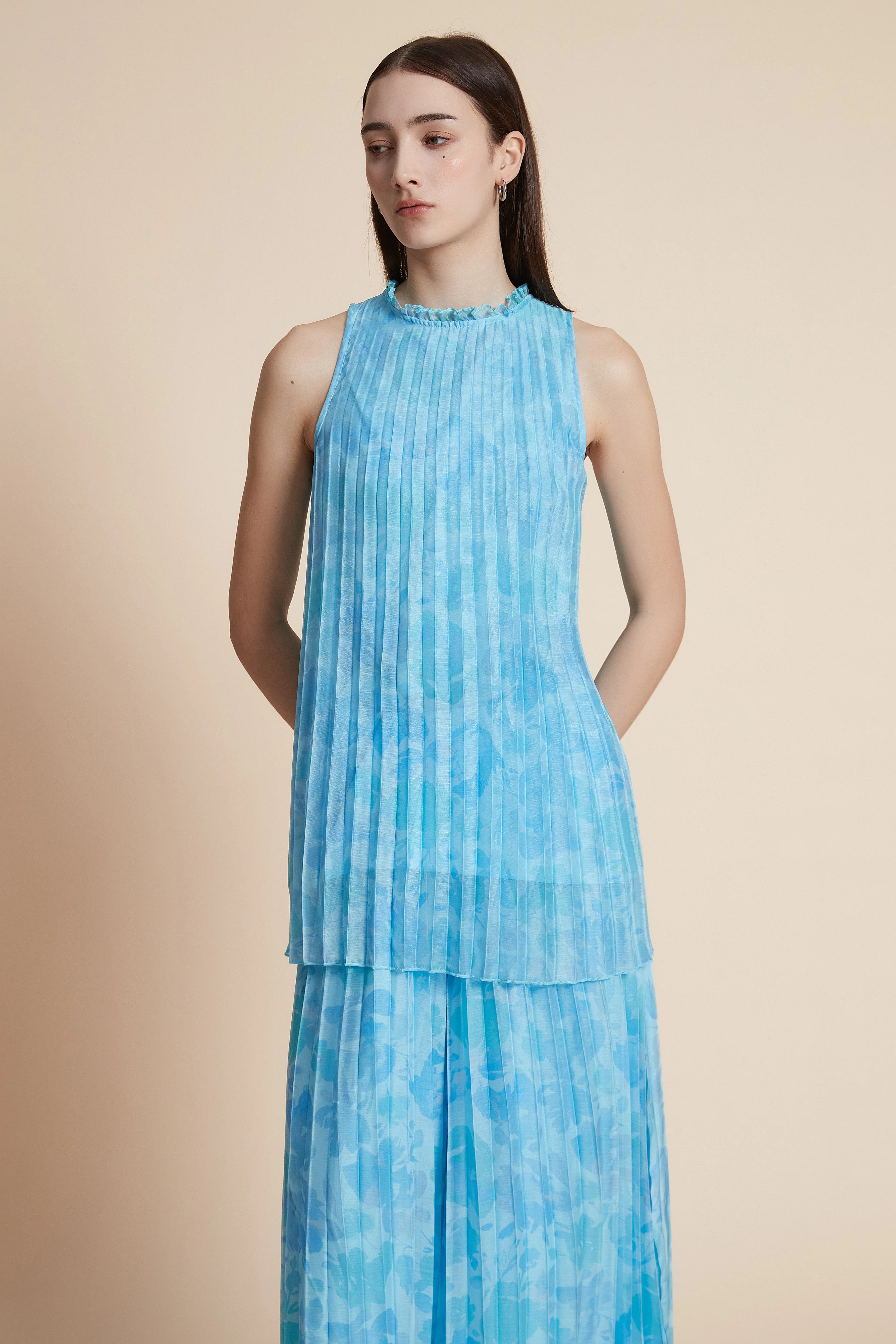 Pleated sleeveless waist-length blouse