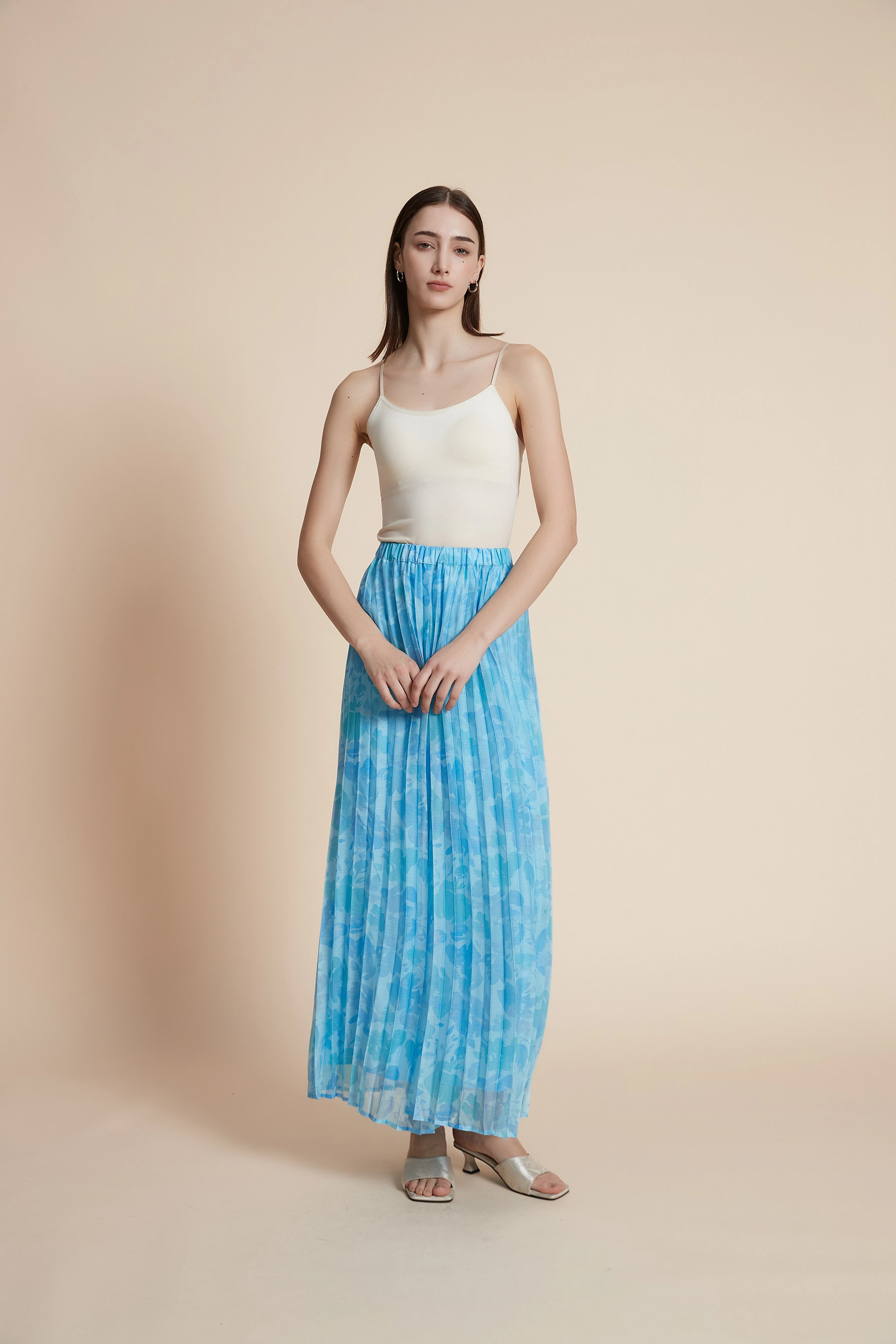 Pleated wide-leg trousers