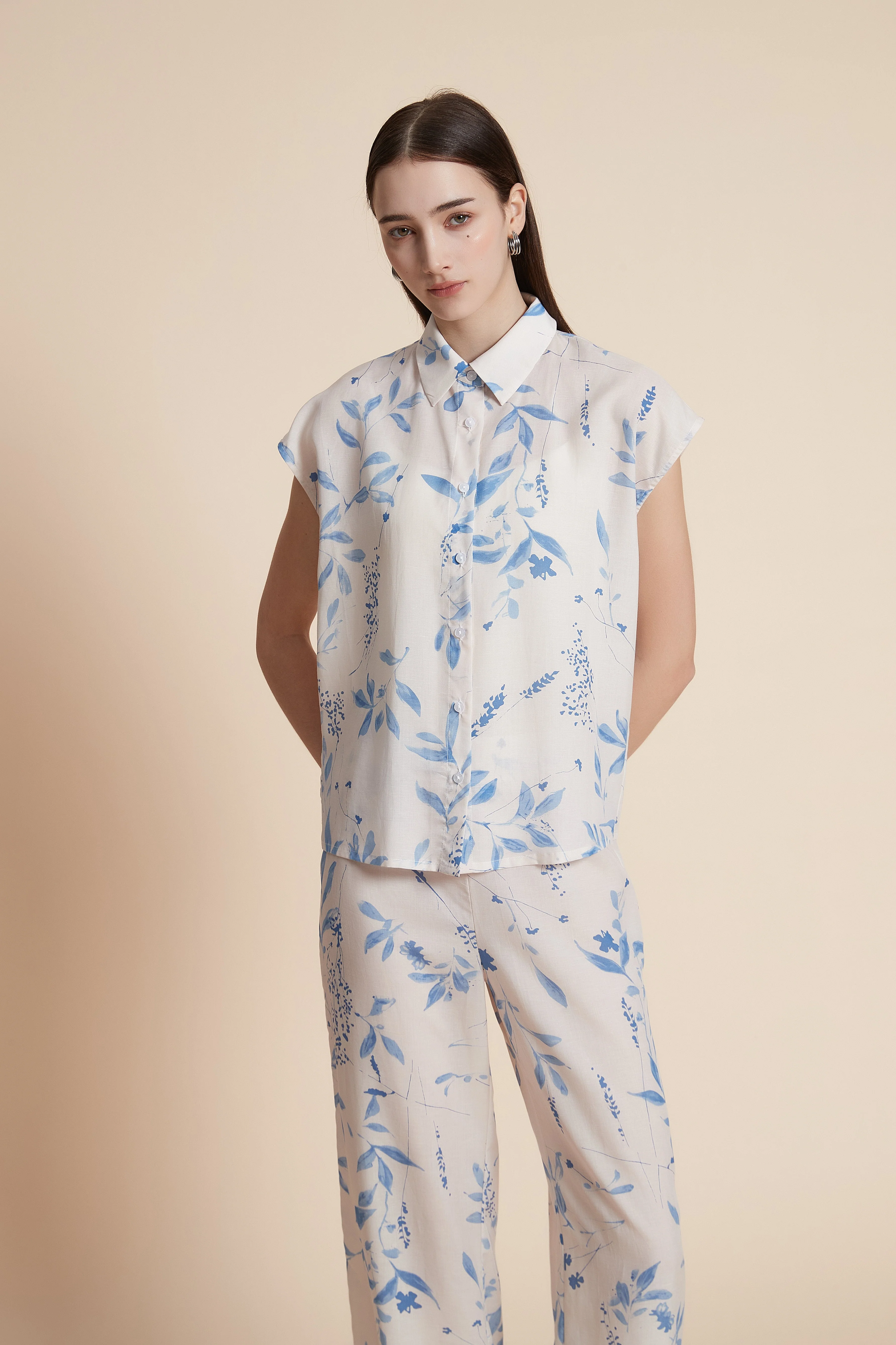 Sleeveless waist-length floral blouse
