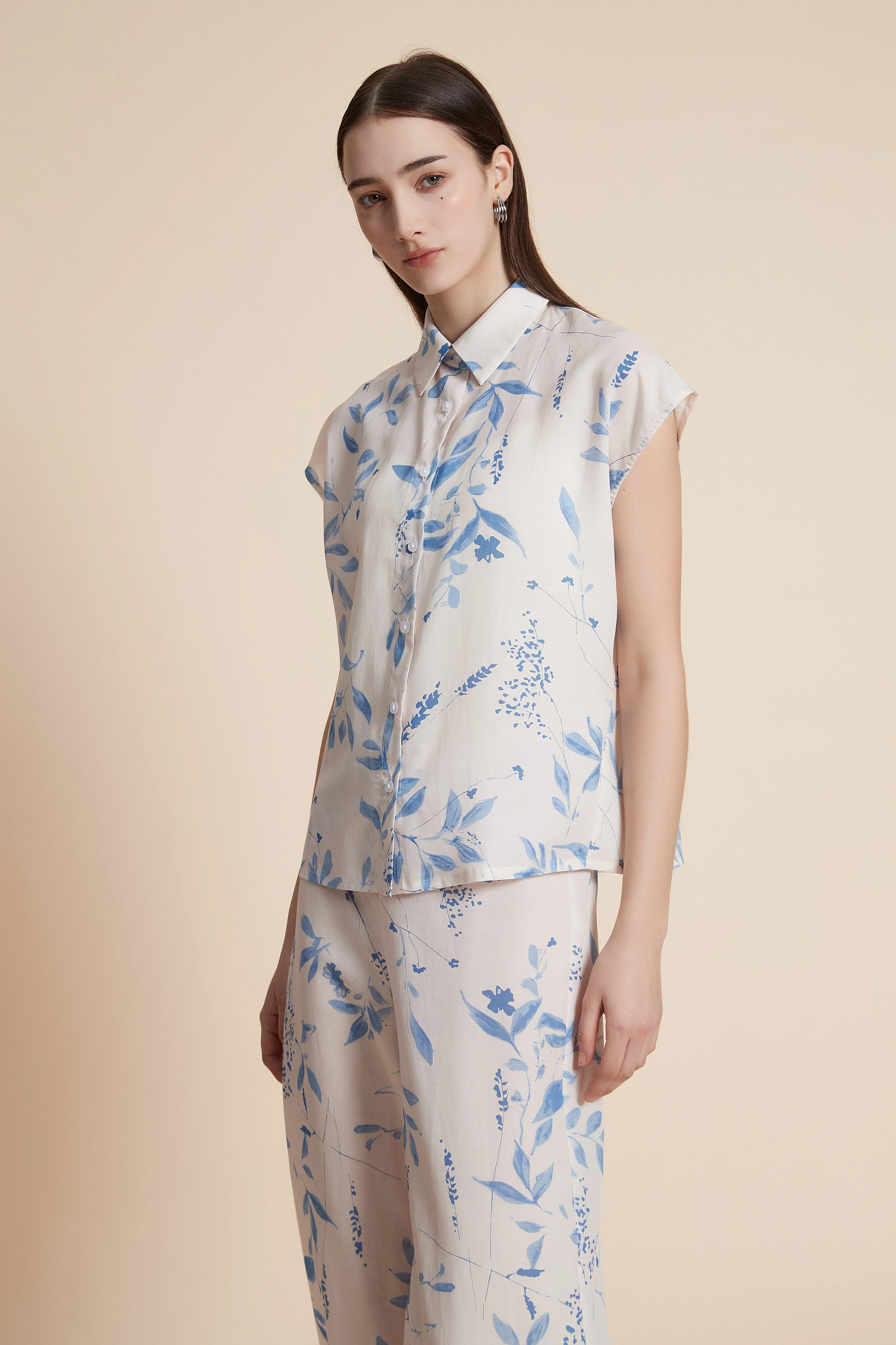 Sleeveless waist-length floral blouse - Image 2