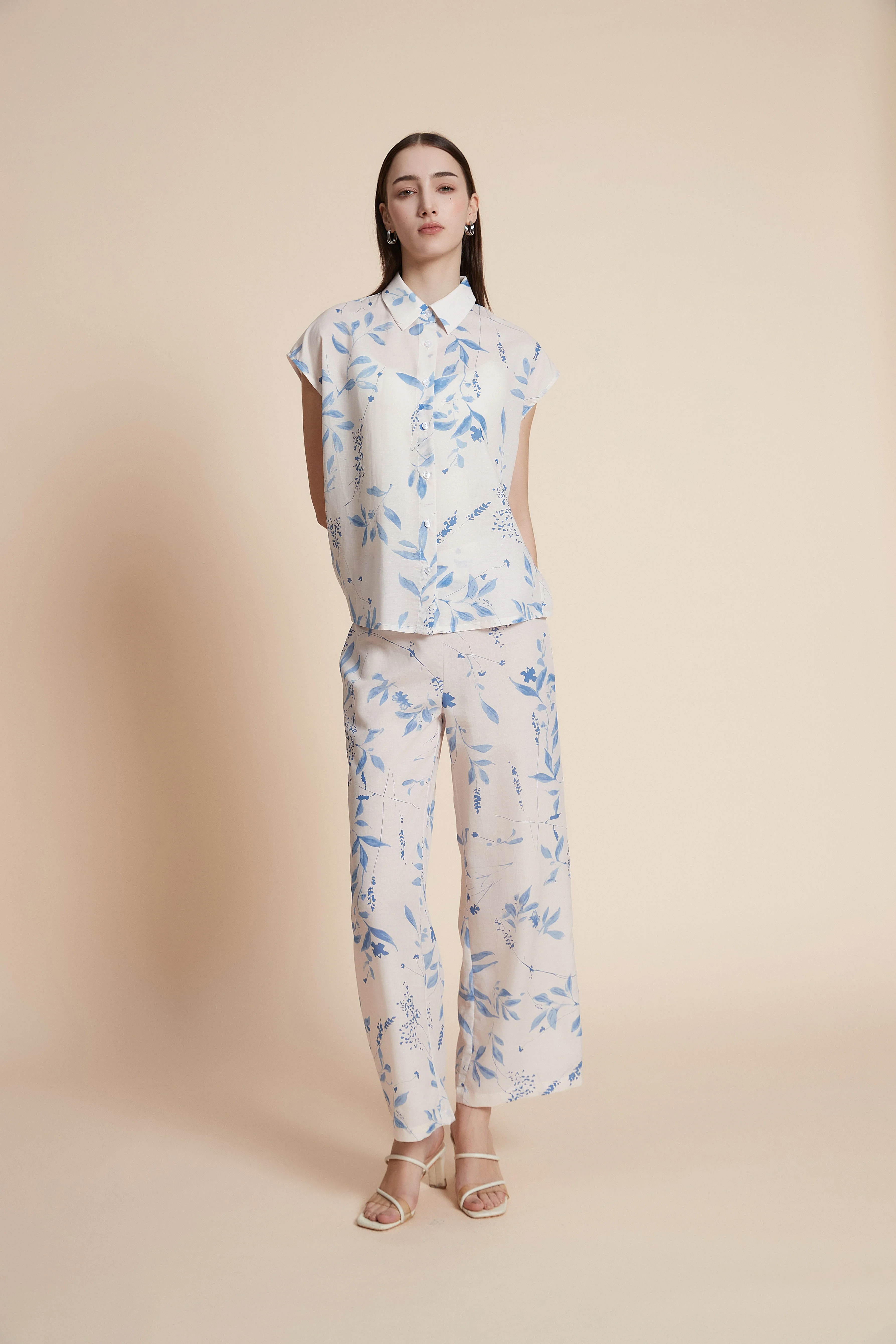 Sleeveless waist-length floral blouse - Image 4