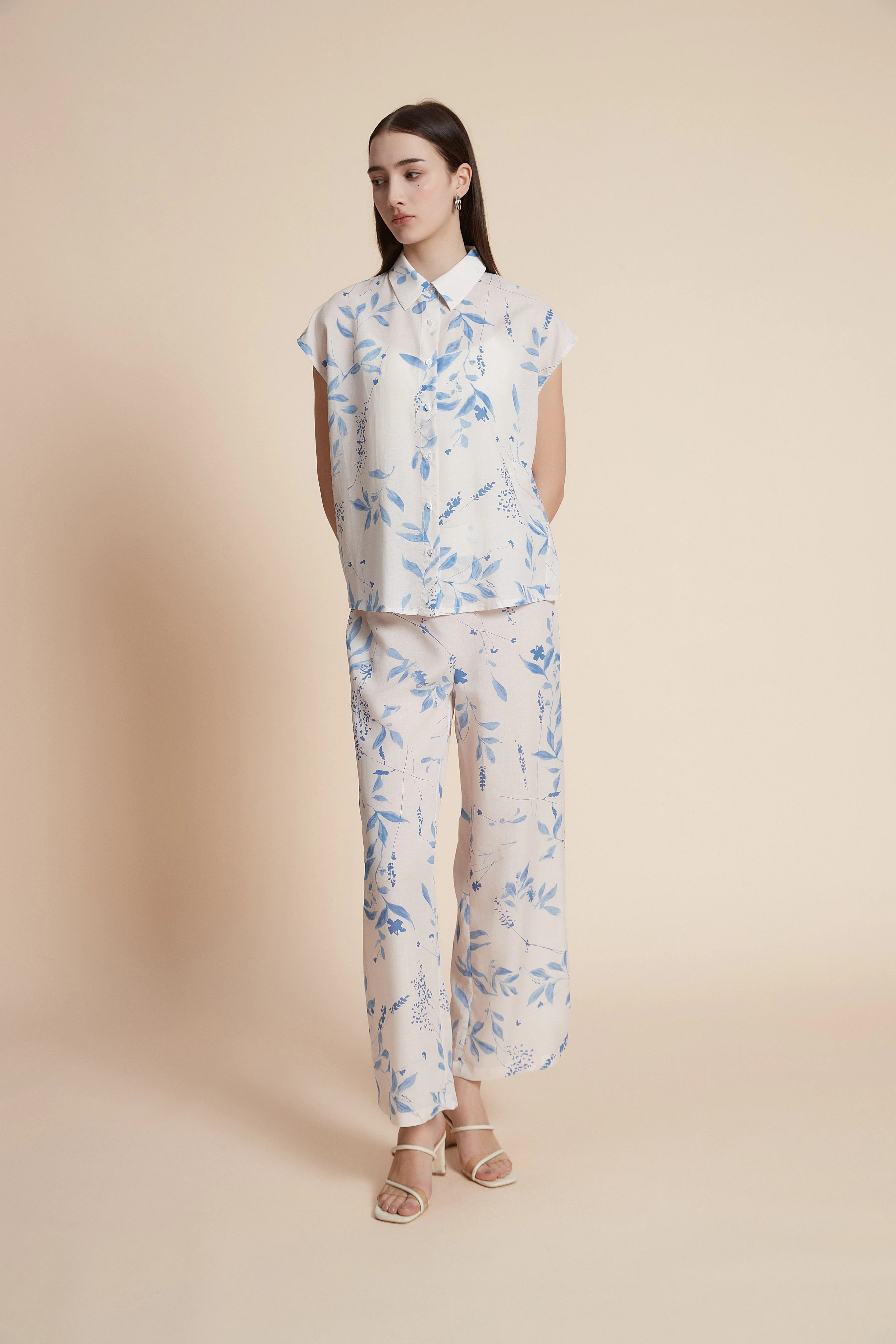 Sleeveless waist-length floral blouse - Image 5