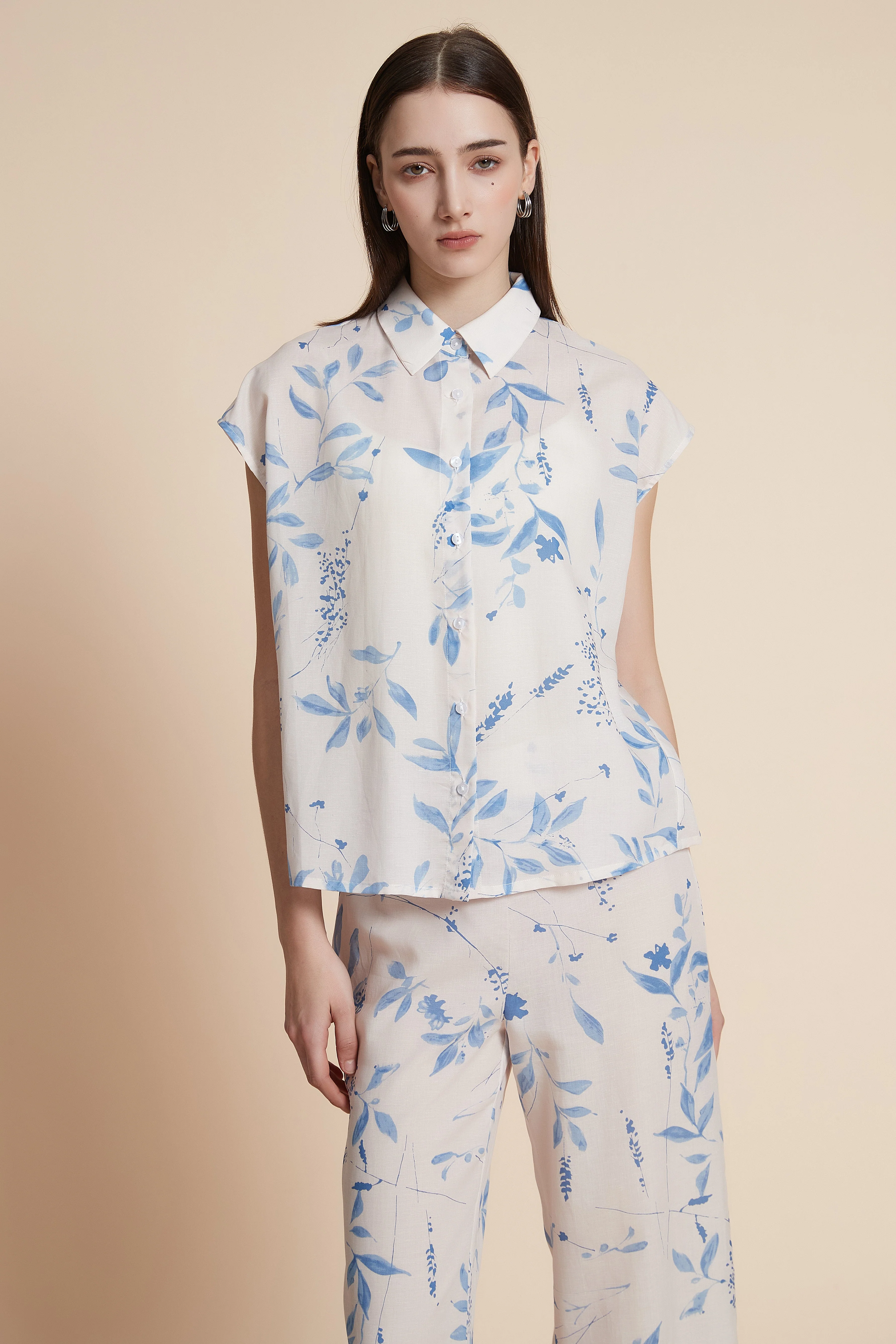 Sleeveless waist-length floral blouse - Image 6