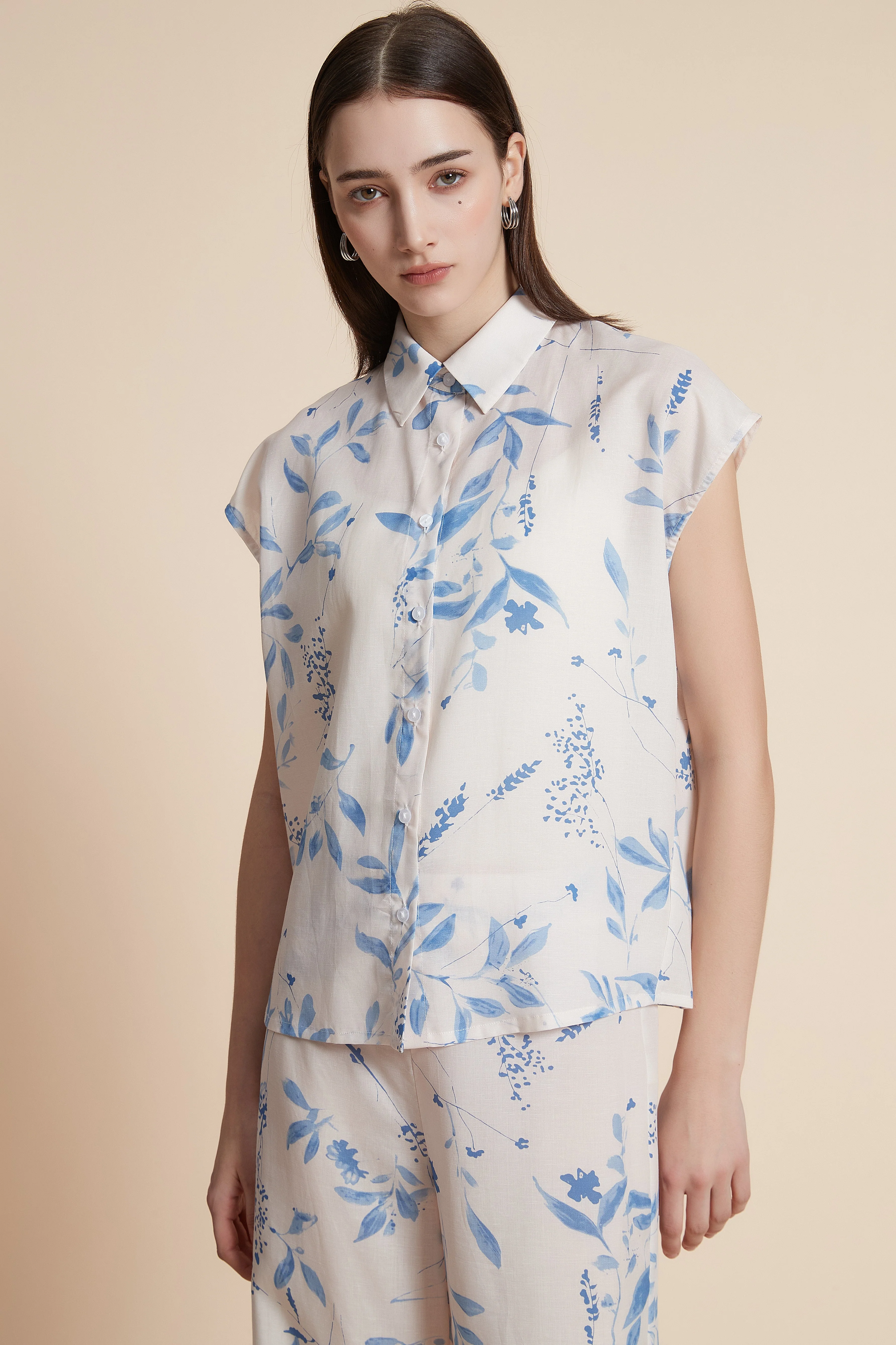 Sleeveless waist-length floral blouse - Image 7