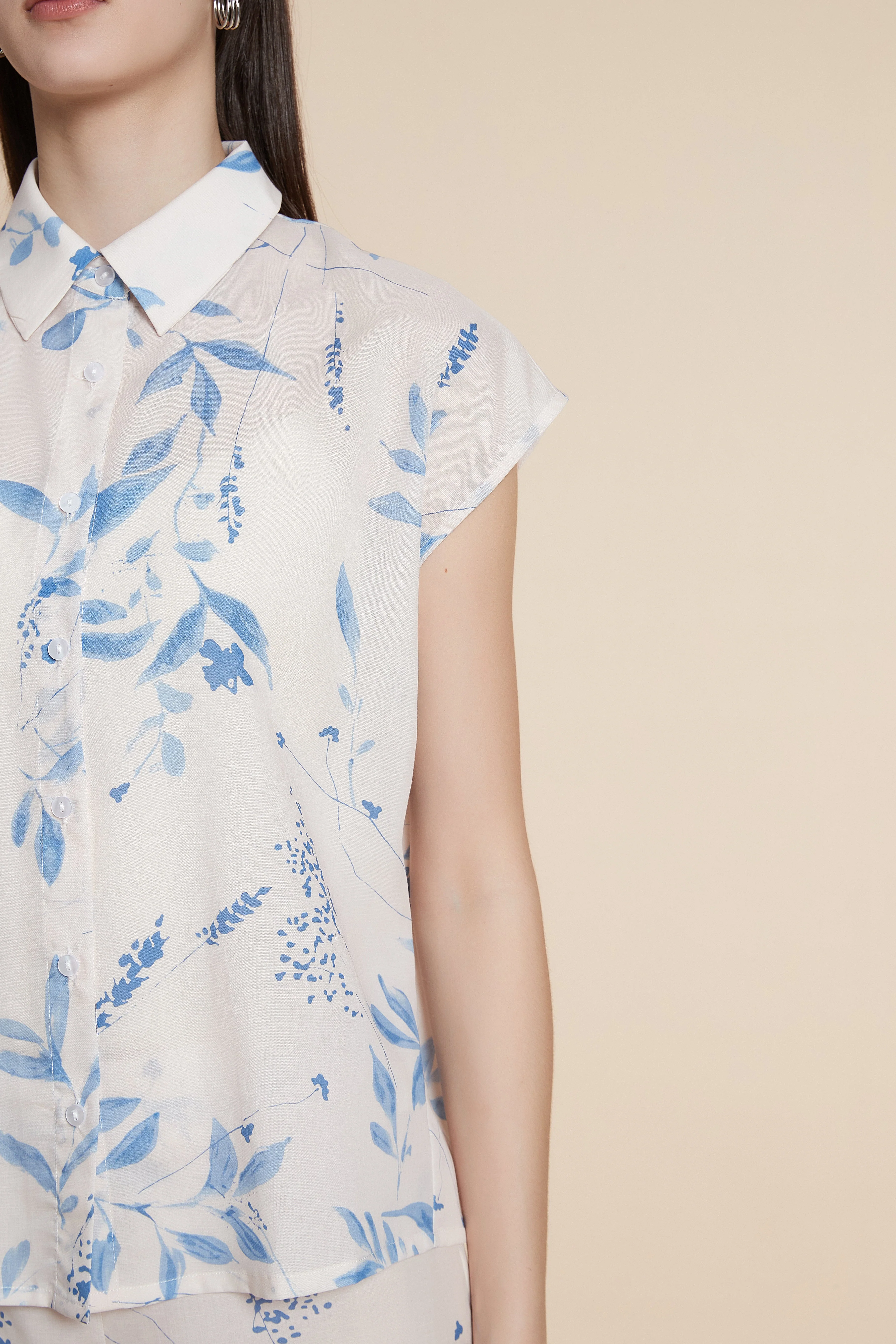 Sleeveless waist-length floral blouse - Image 8