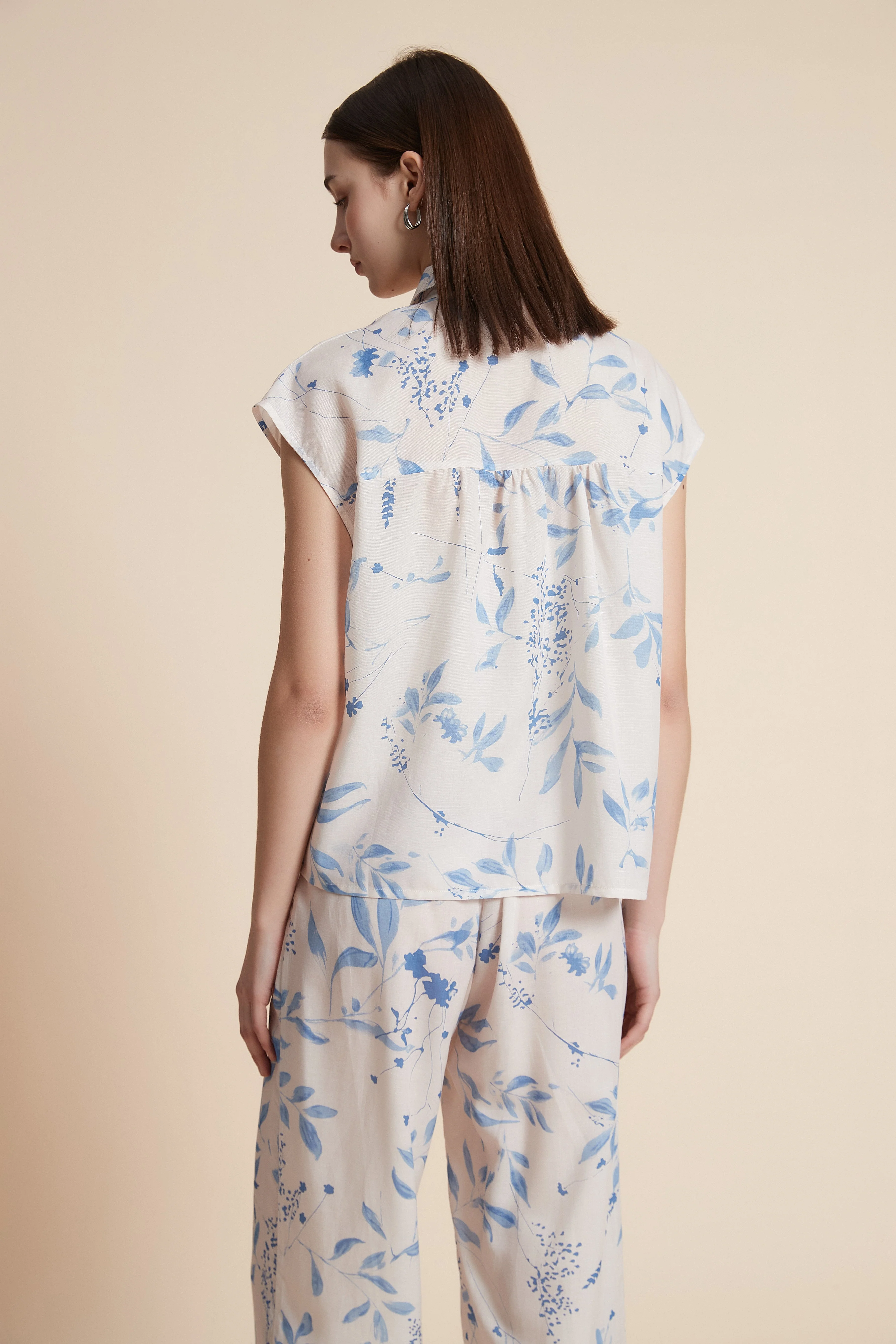 Sleeveless waist-length floral blouse - Image 9