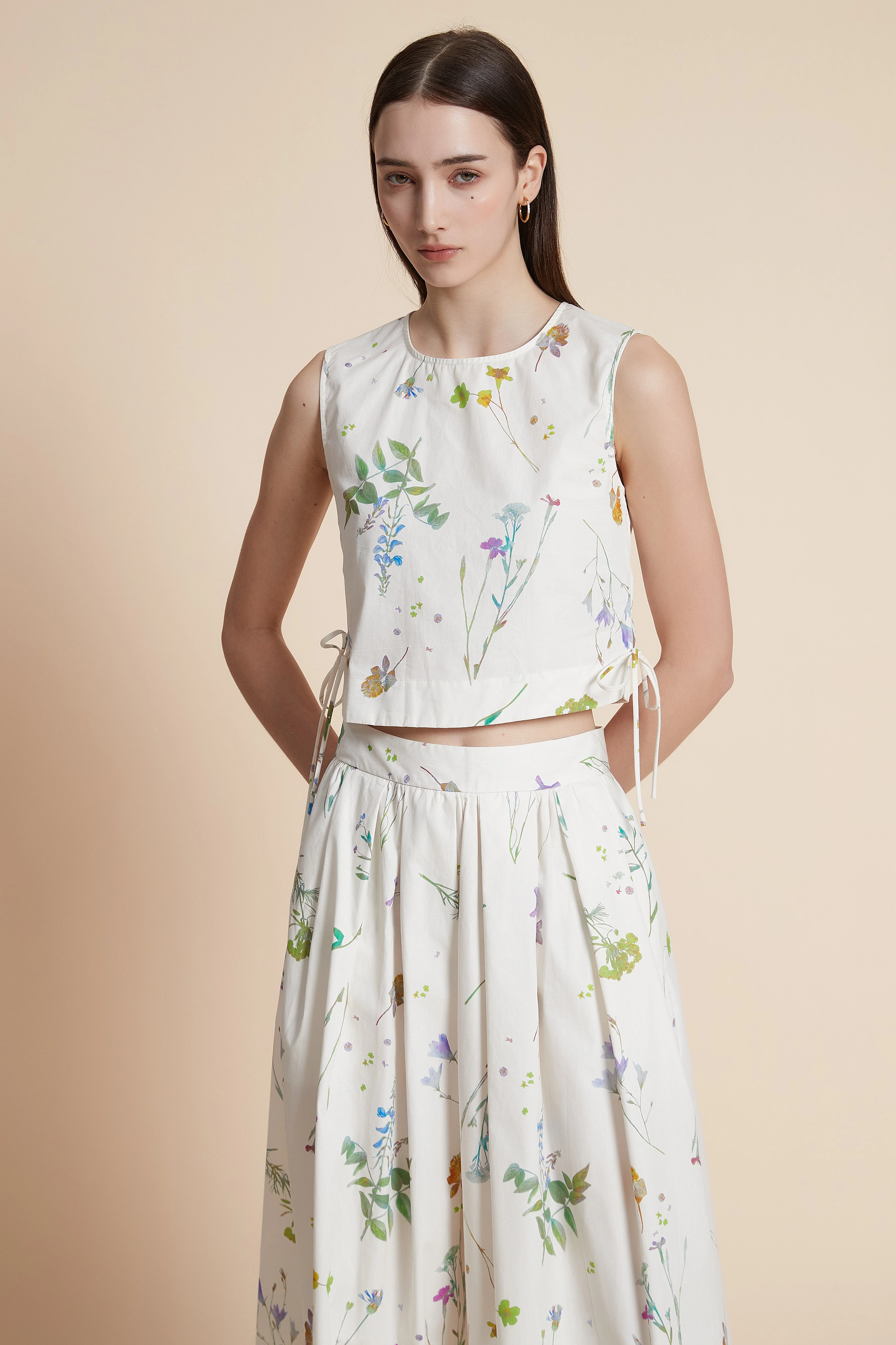 Sleeveless Waist-Length Floral Crop Top