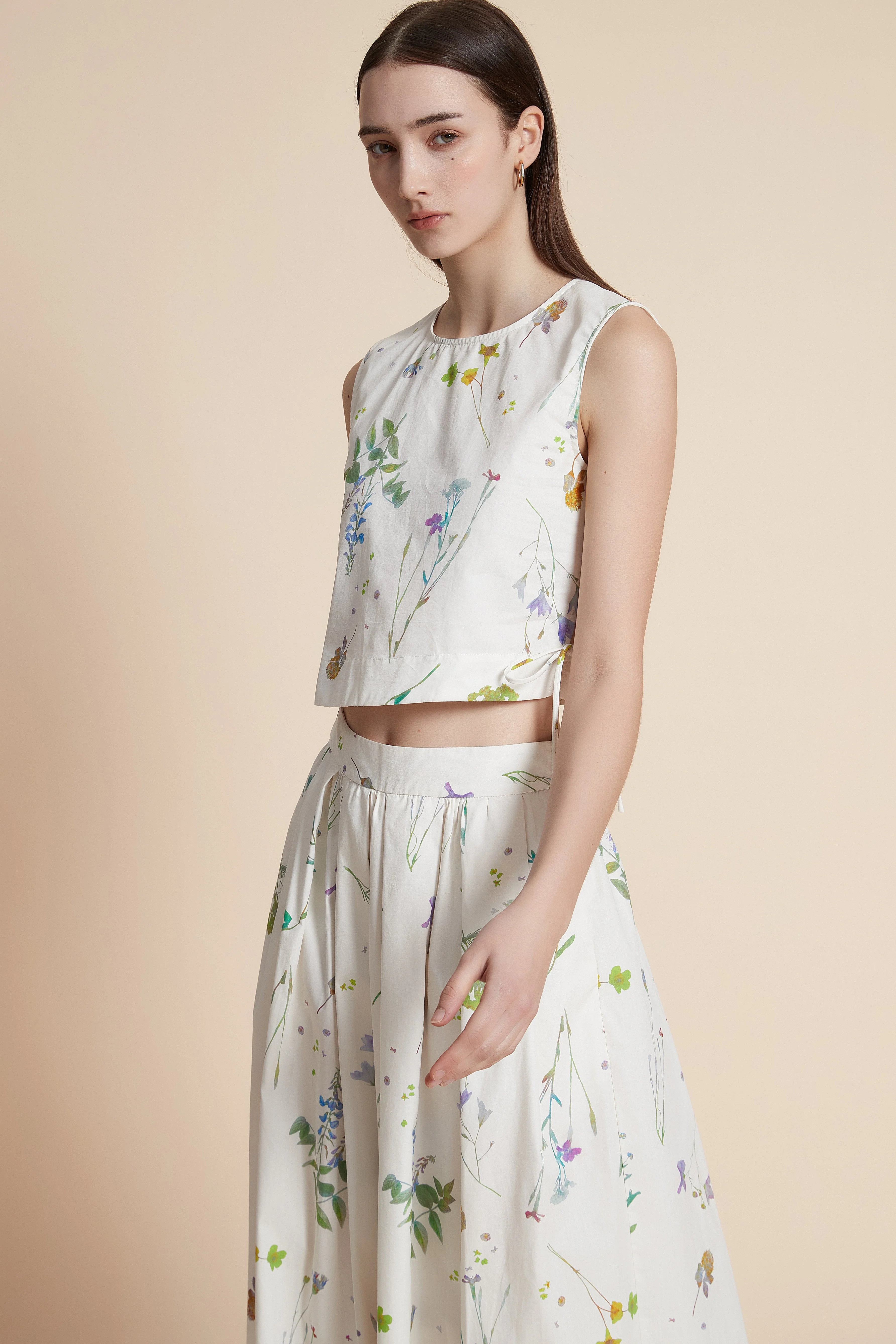 Sleeveless Waist-Length Floral Crop Top - Image 2