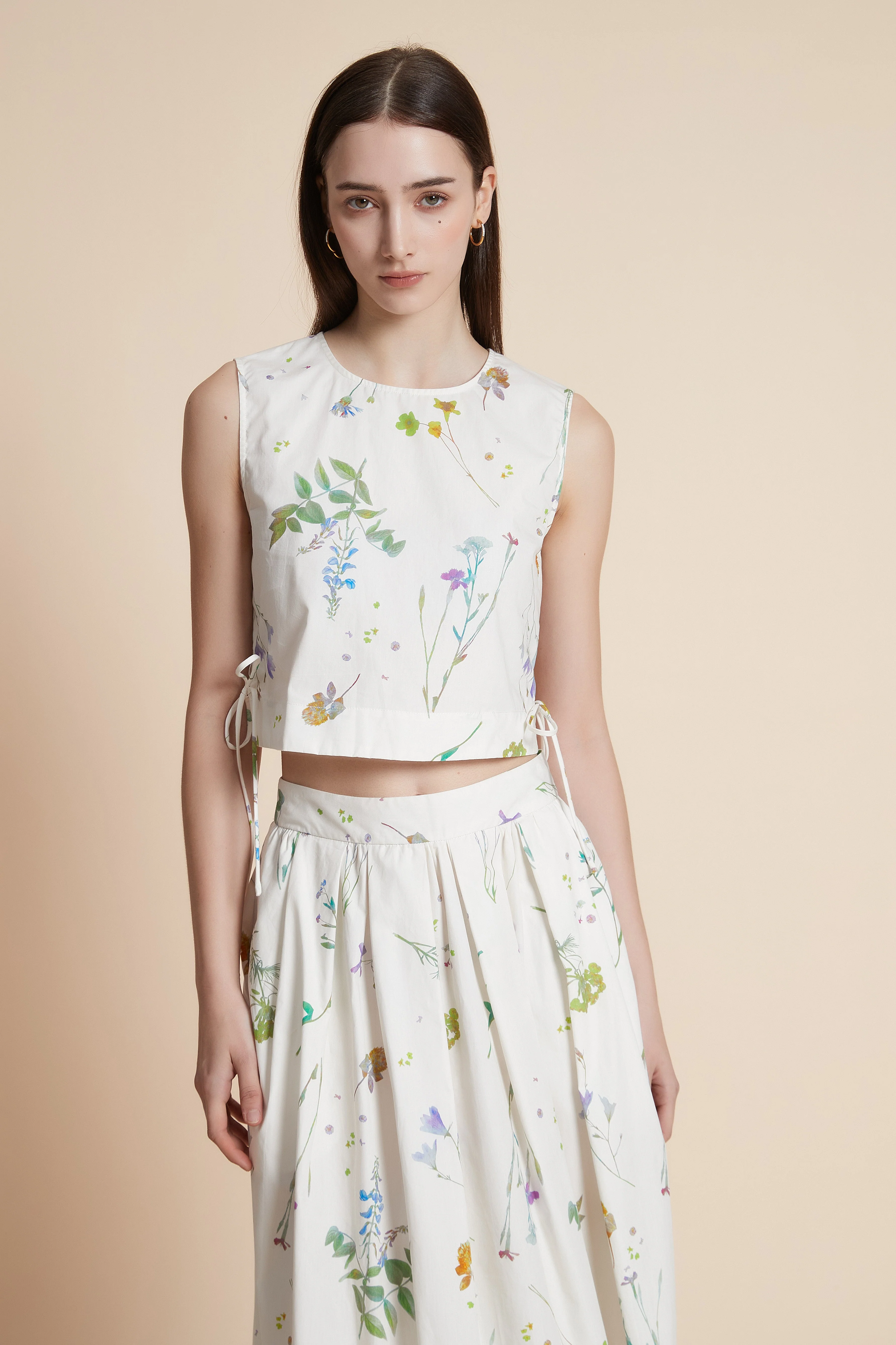 Sleeveless Waist-Length Floral Crop Top - Image 3