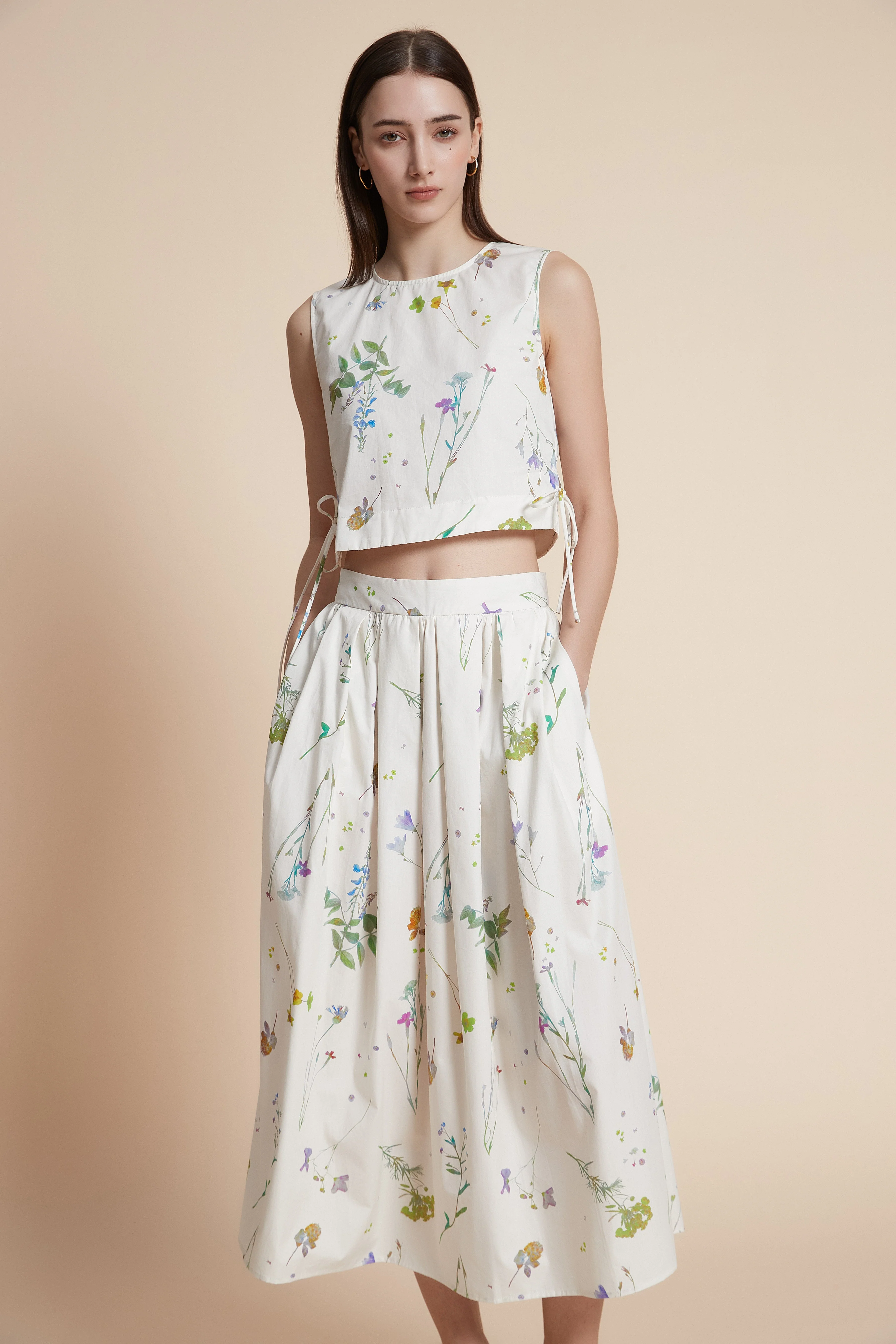 Sleeveless Waist-Length Floral Crop Top - Image 4