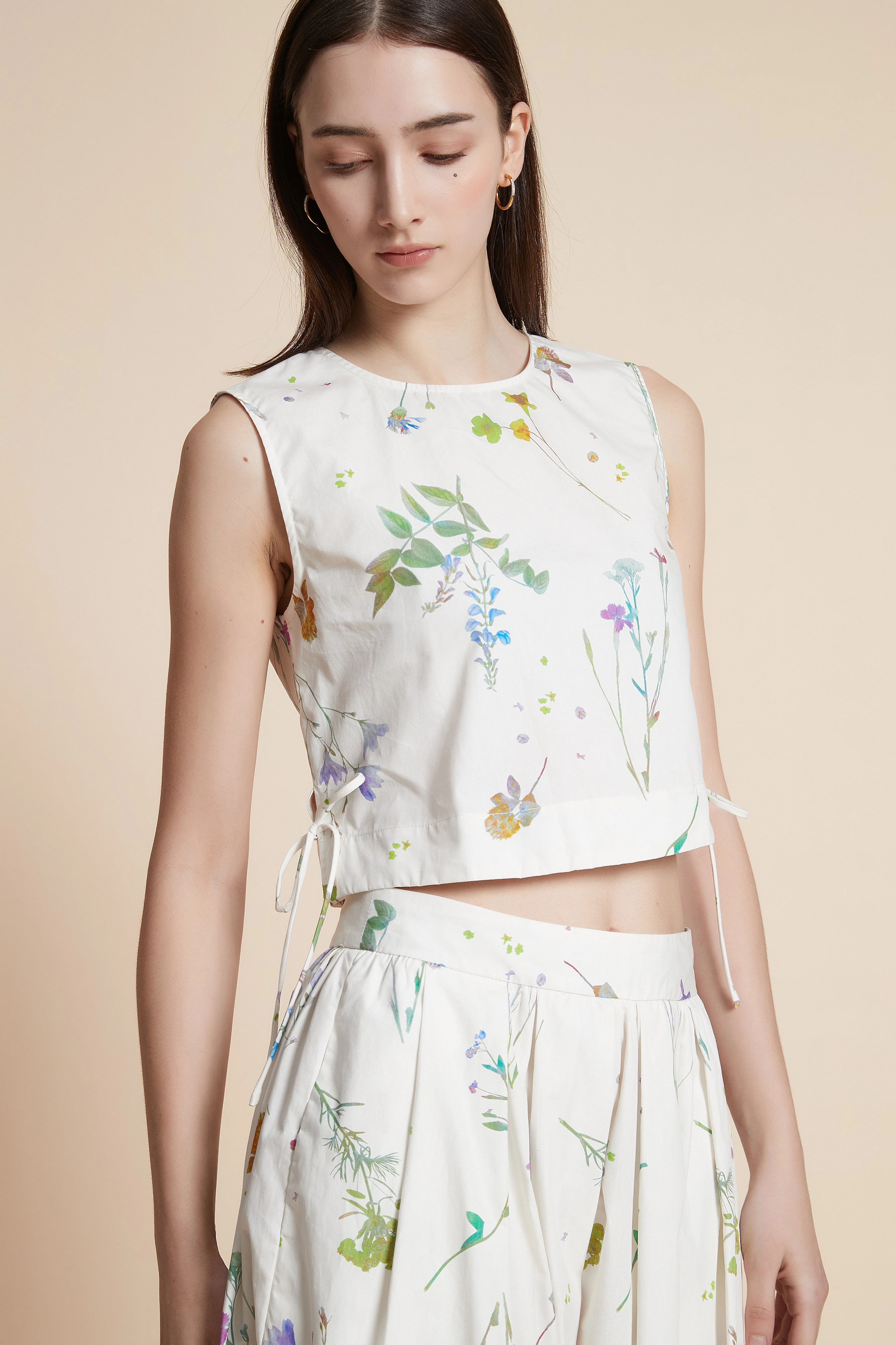 Sleeveless Waist-Length Floral Crop Top - Image 6