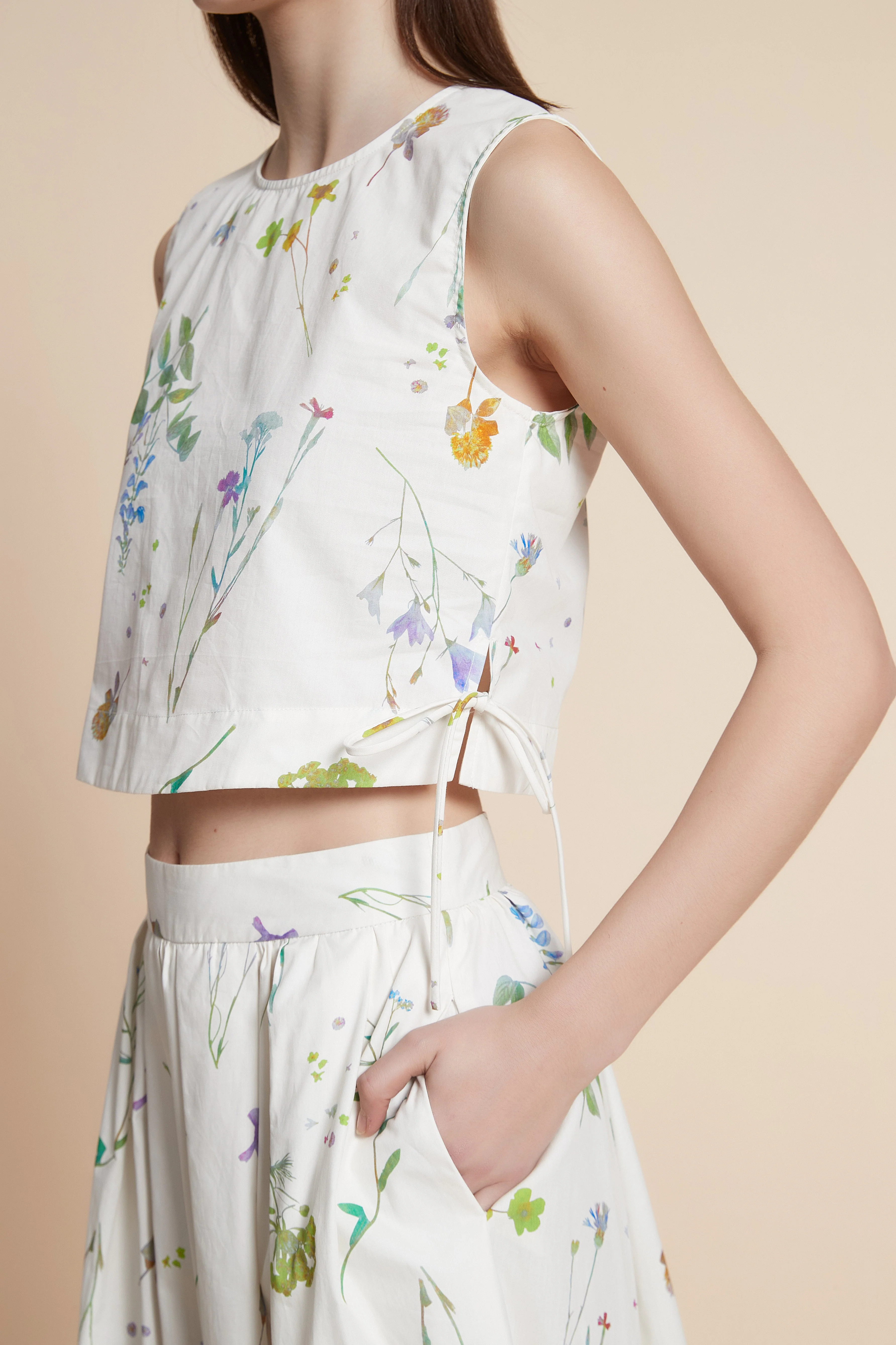Sleeveless Waist-Length Floral Crop Top - Image 7