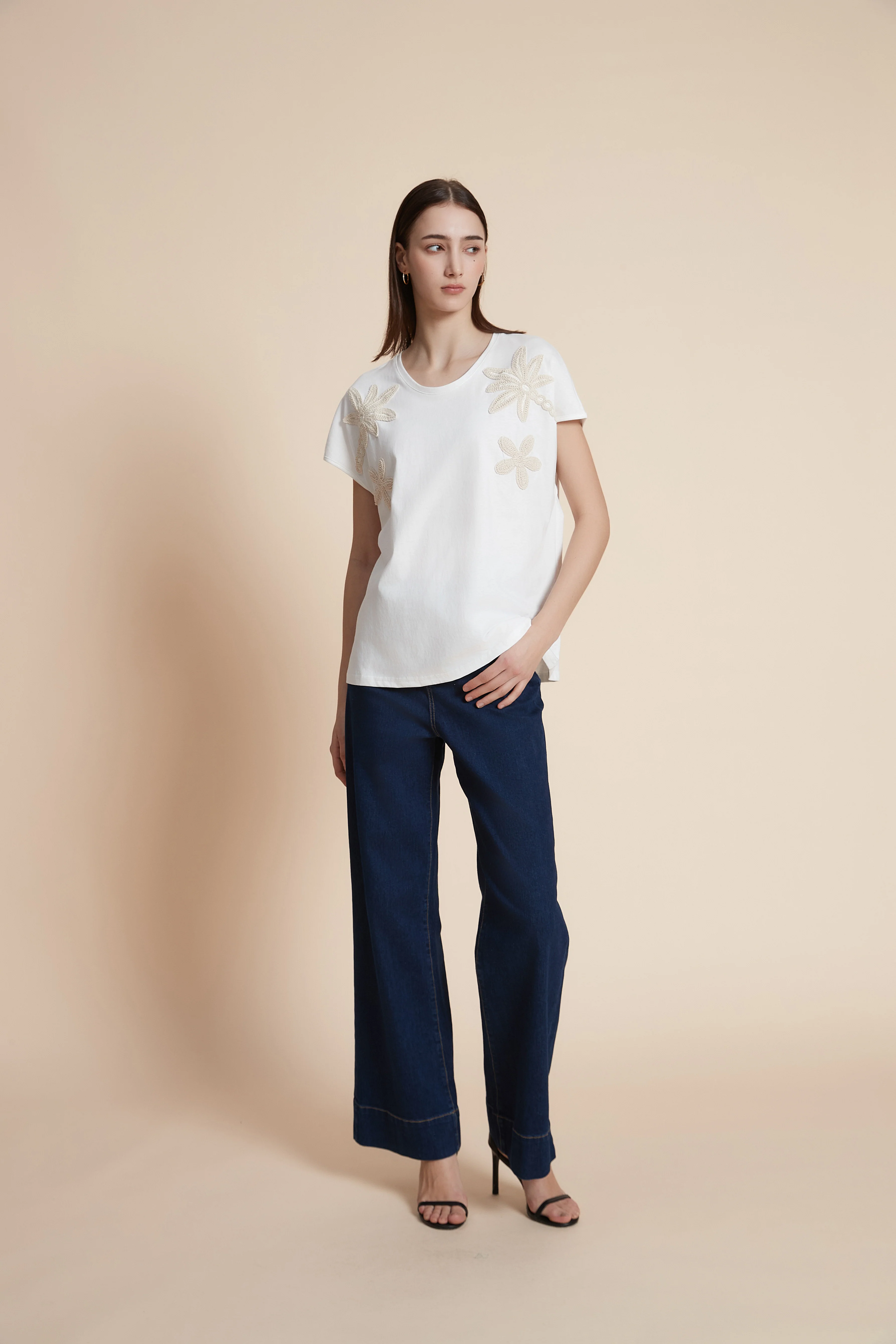 Sleeveless waist-length T-shirt with shoulder embroidery - Image 2