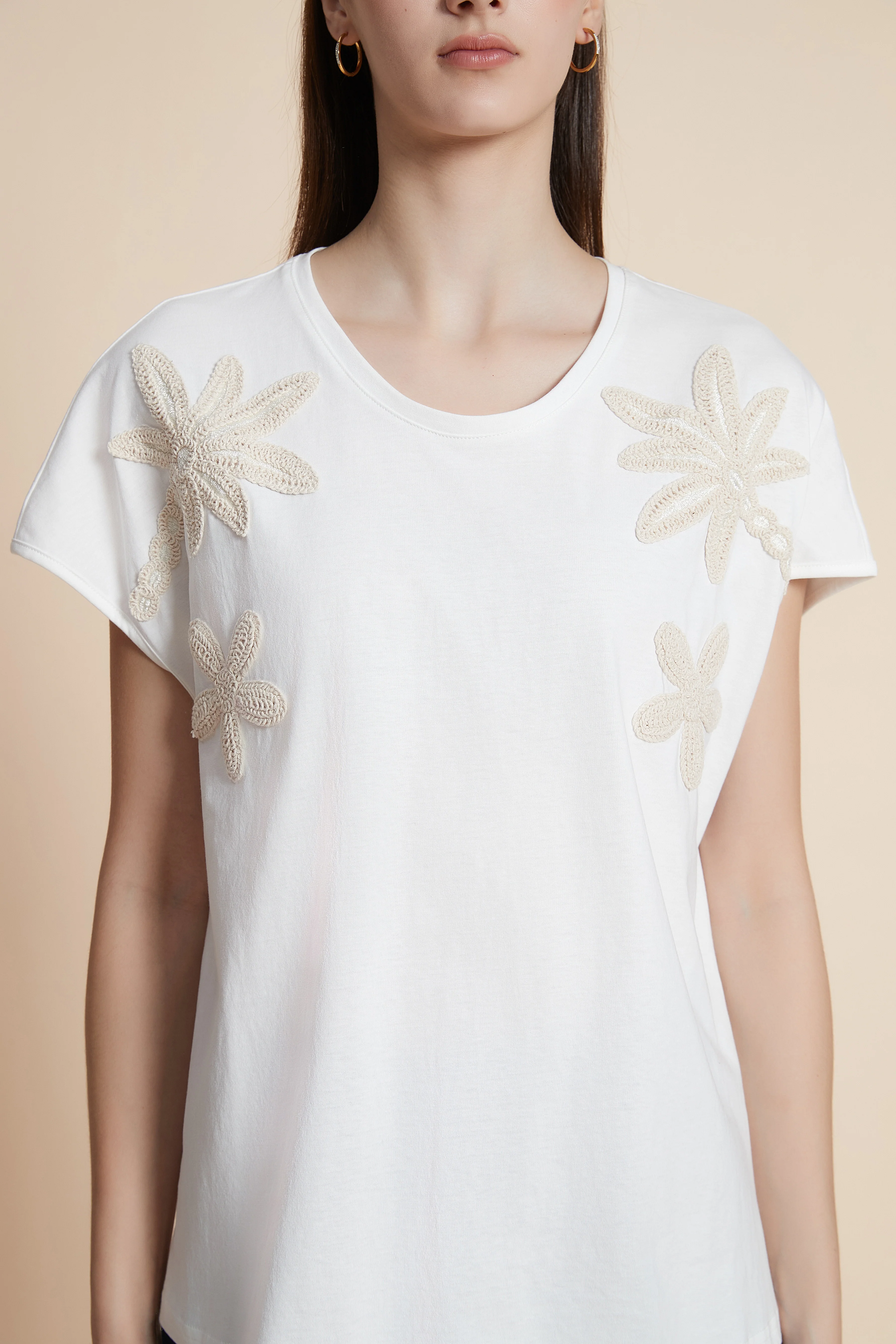 Sleeveless waist-length T-shirt with shoulder embroidery - Image 3