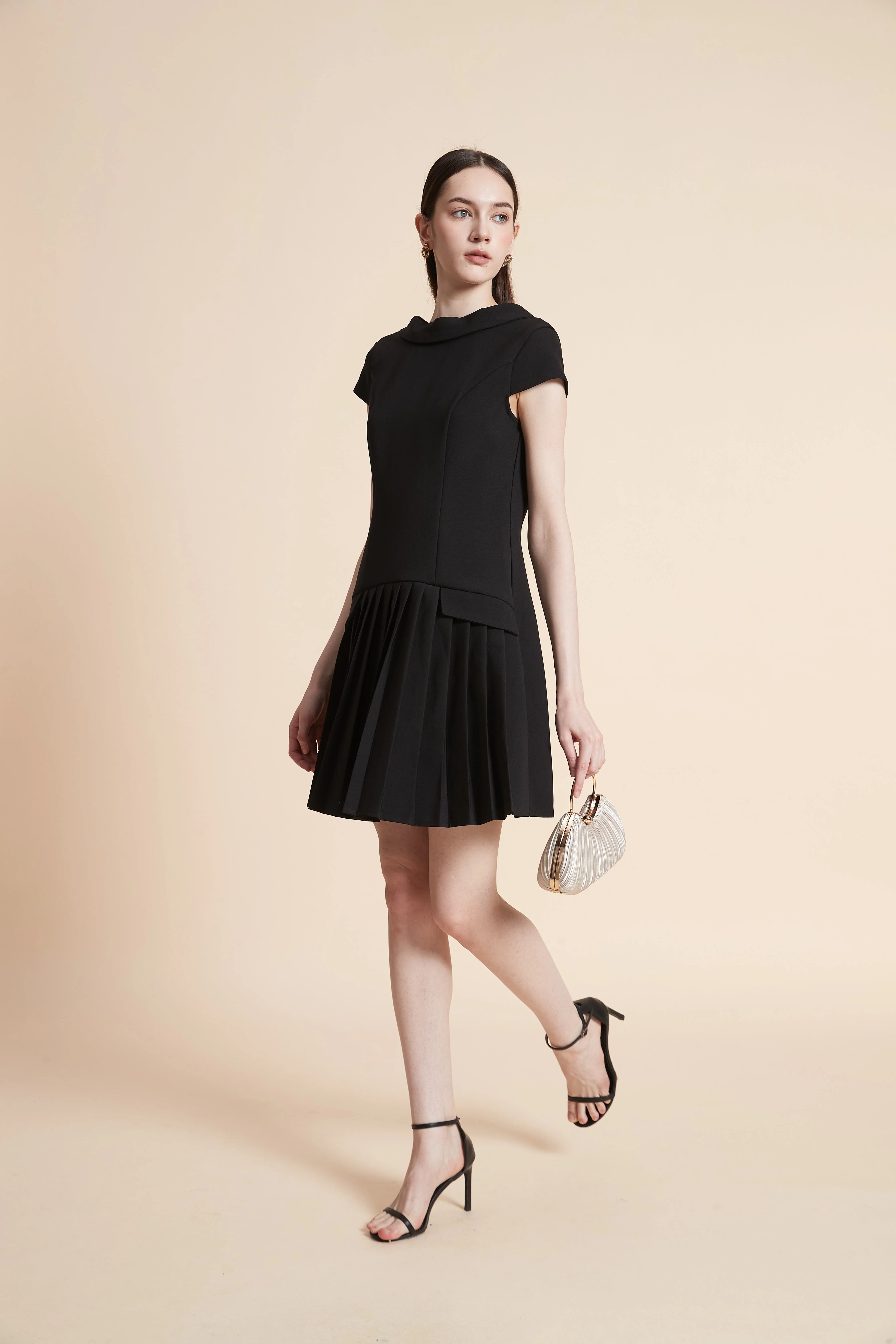 Short Plain Dress with Short Sleeves - Image 3
