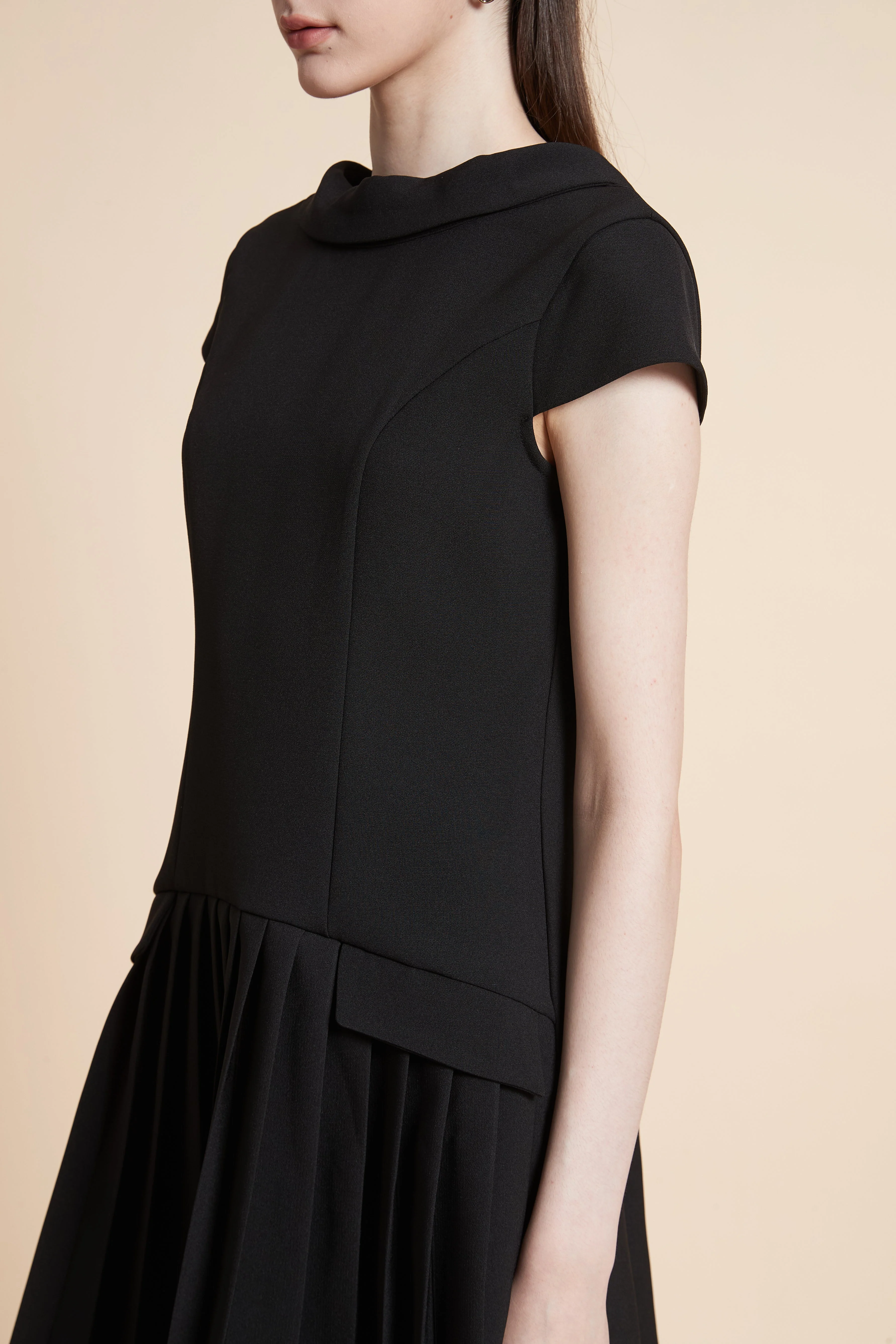 Short Plain Dress with Short Sleeves - Image 5