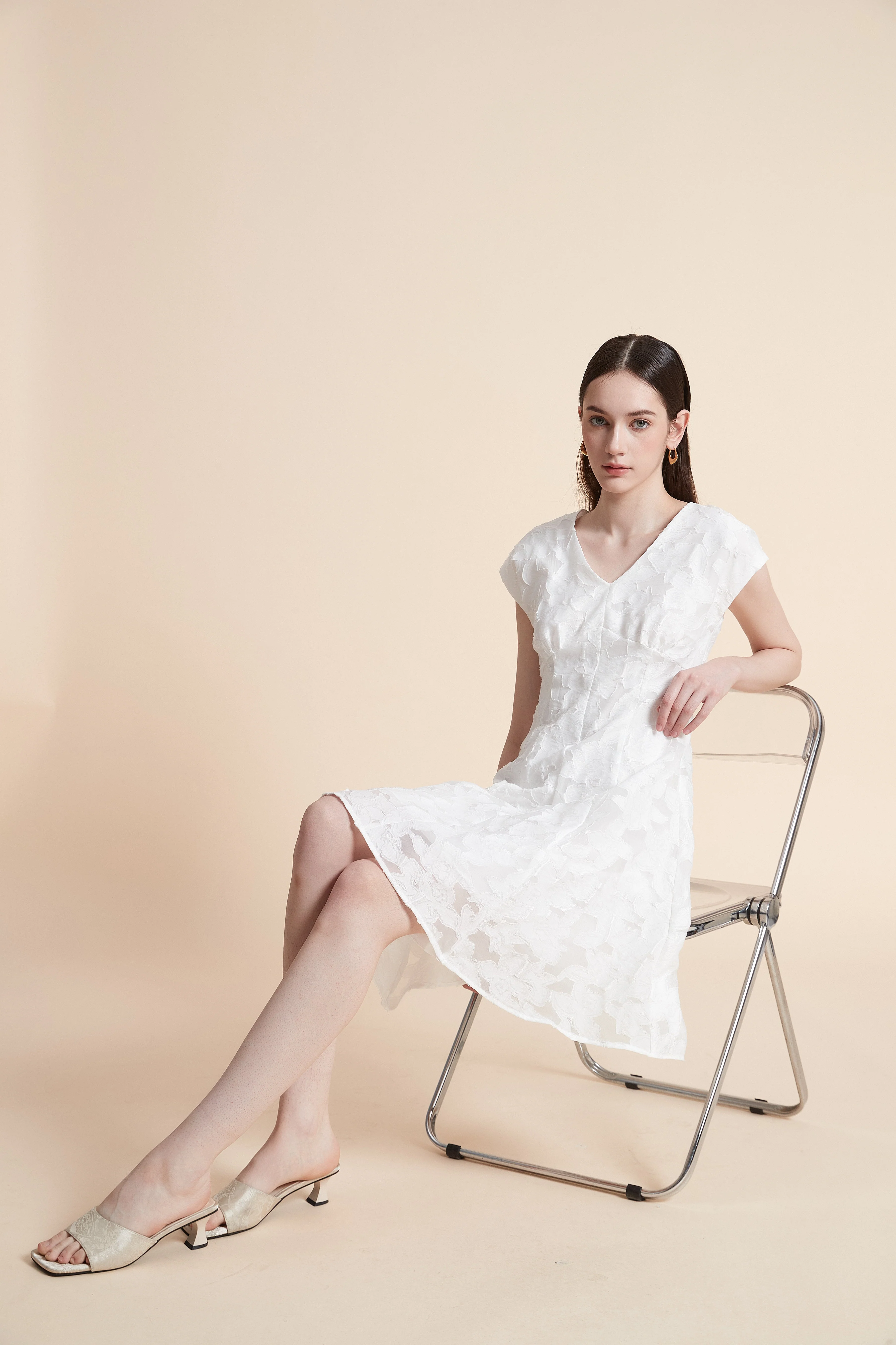 Knee-Length Embroidered Dress with Short Sleeves - Image 4