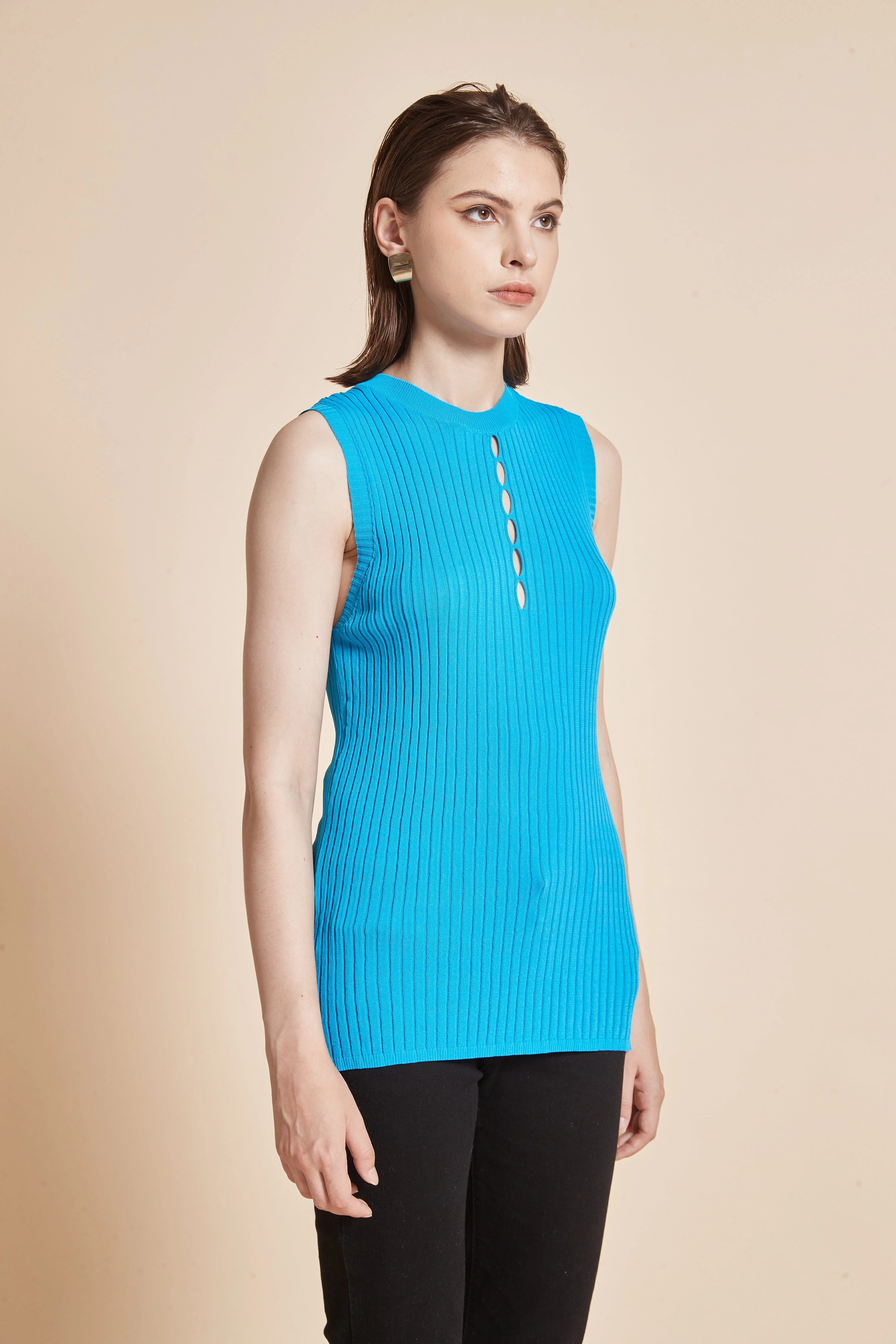 Sleeveless Blouse With Round Neck And Chest Cutouts - Image 4