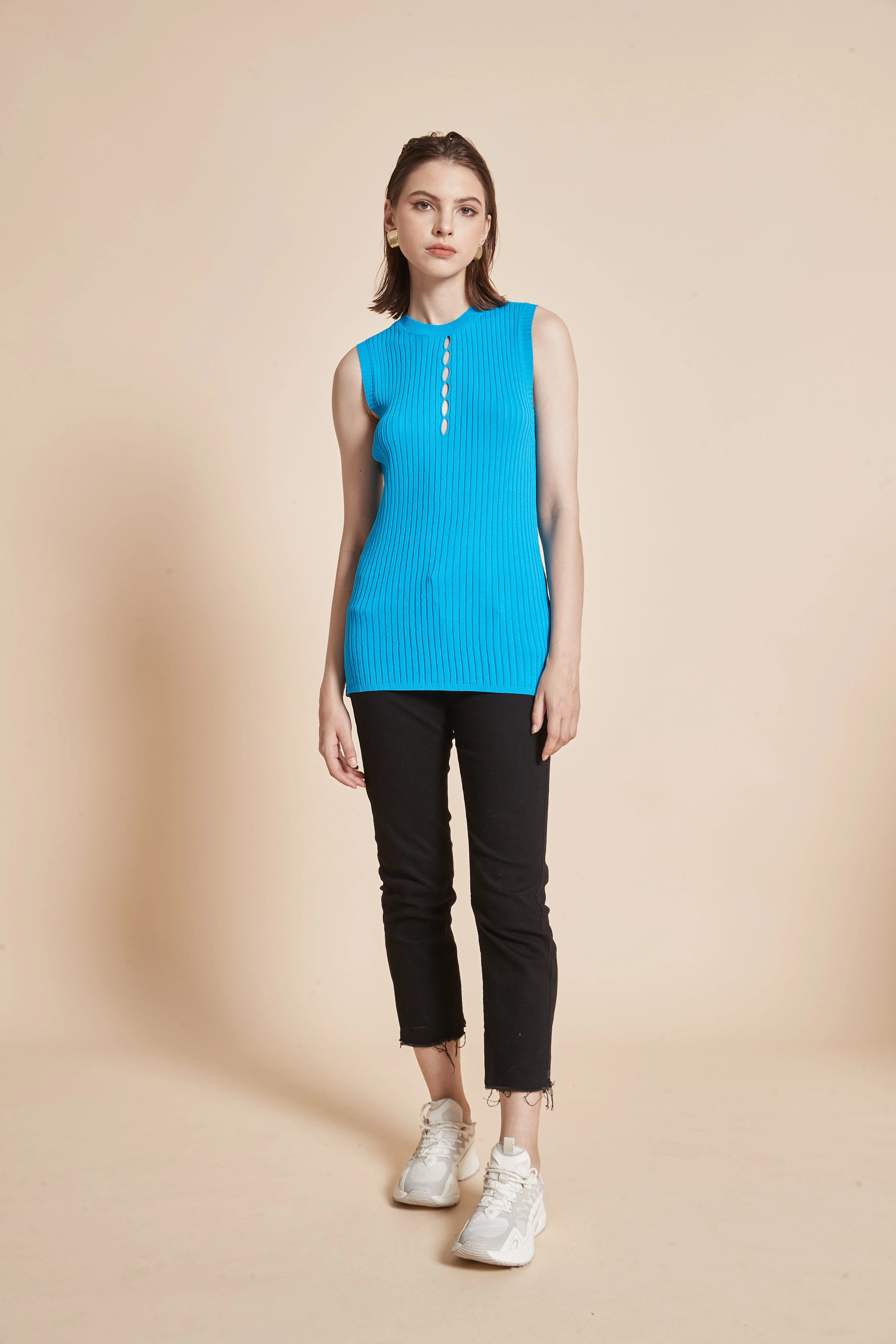 Sleeveless Blouse With Round Neck And Chest Cutouts - Image 7