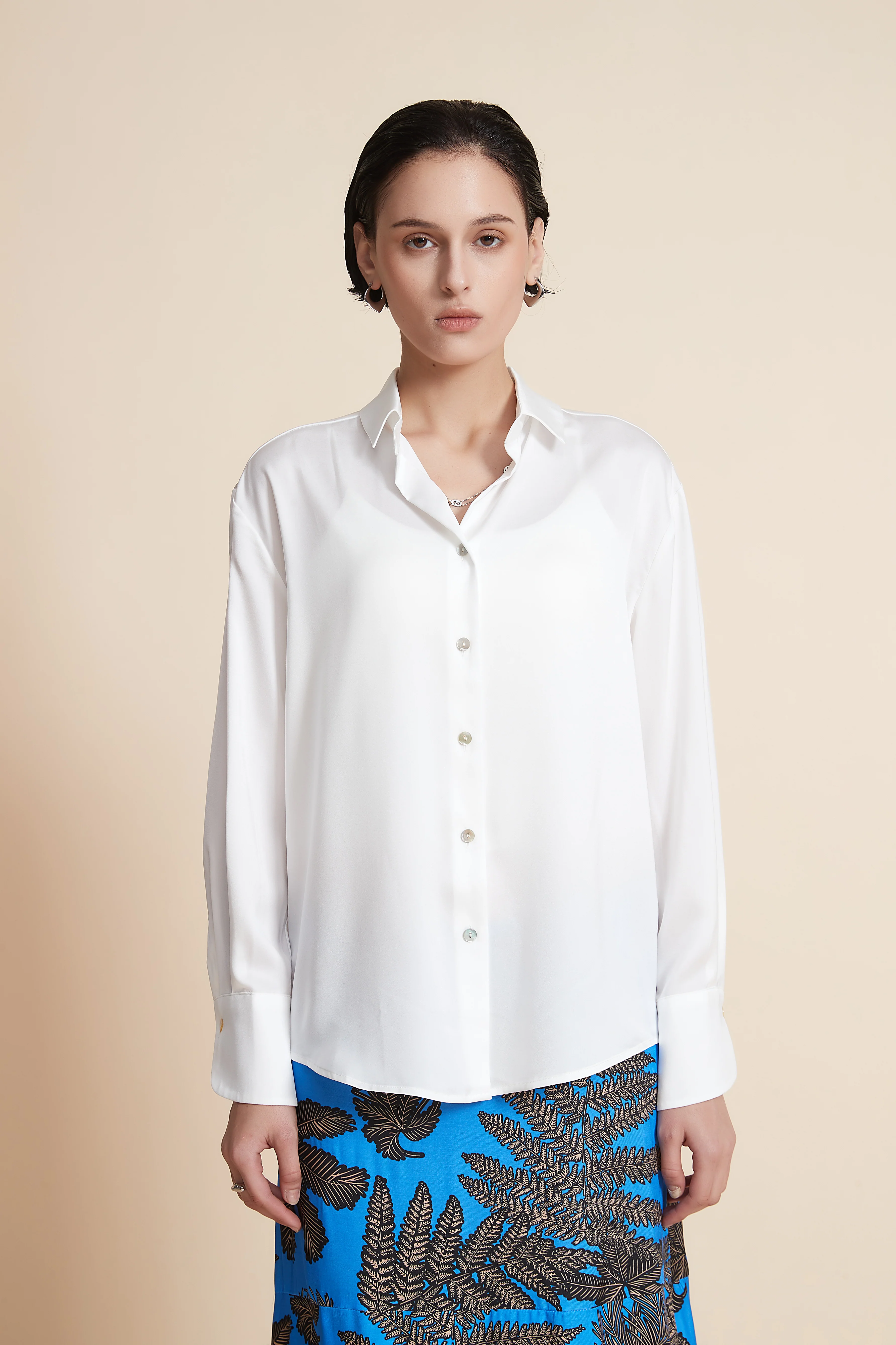 Plain blouse with long sleeves and buttons
