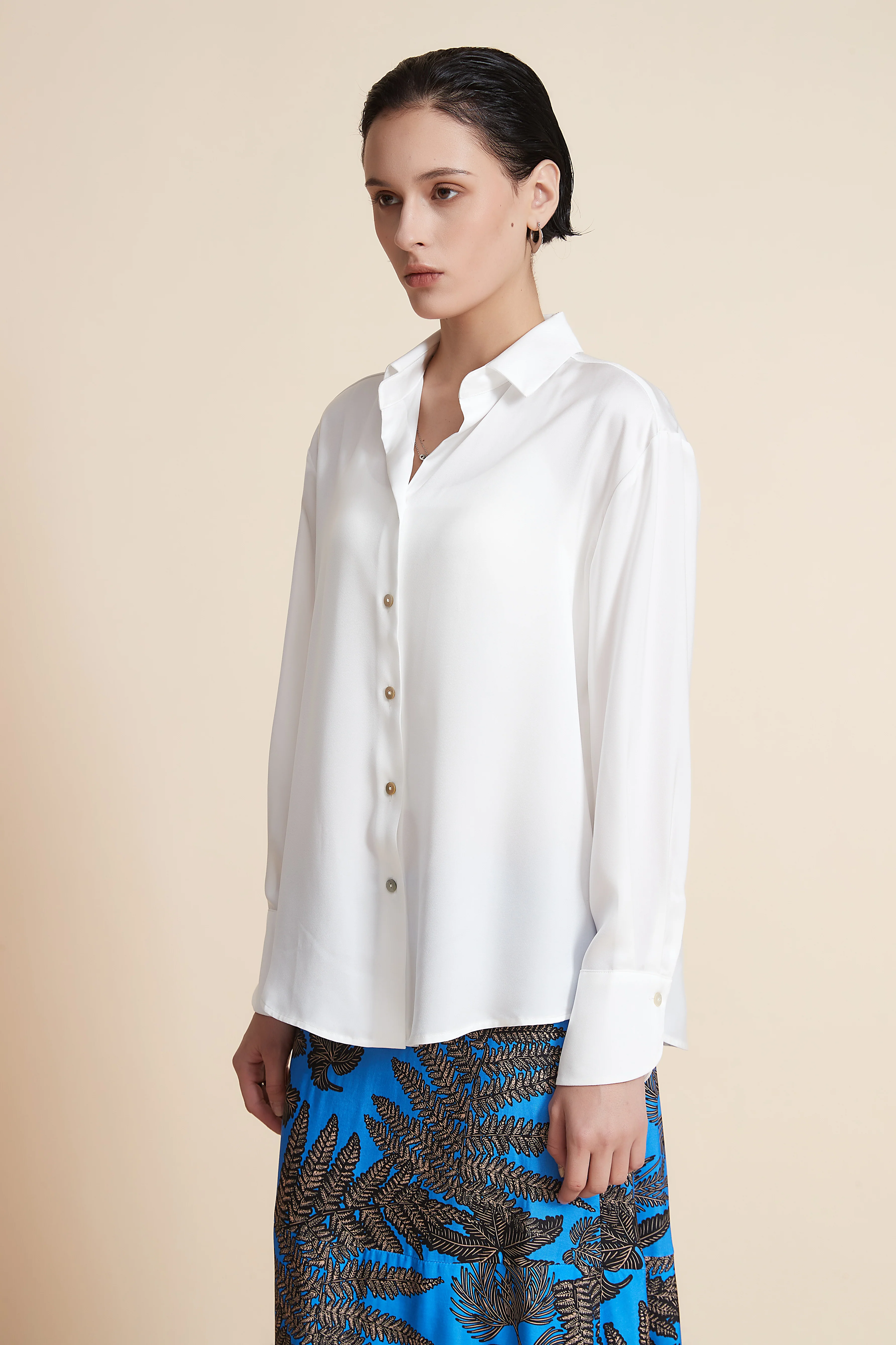 Plain blouse with long sleeves and buttons - Image 2