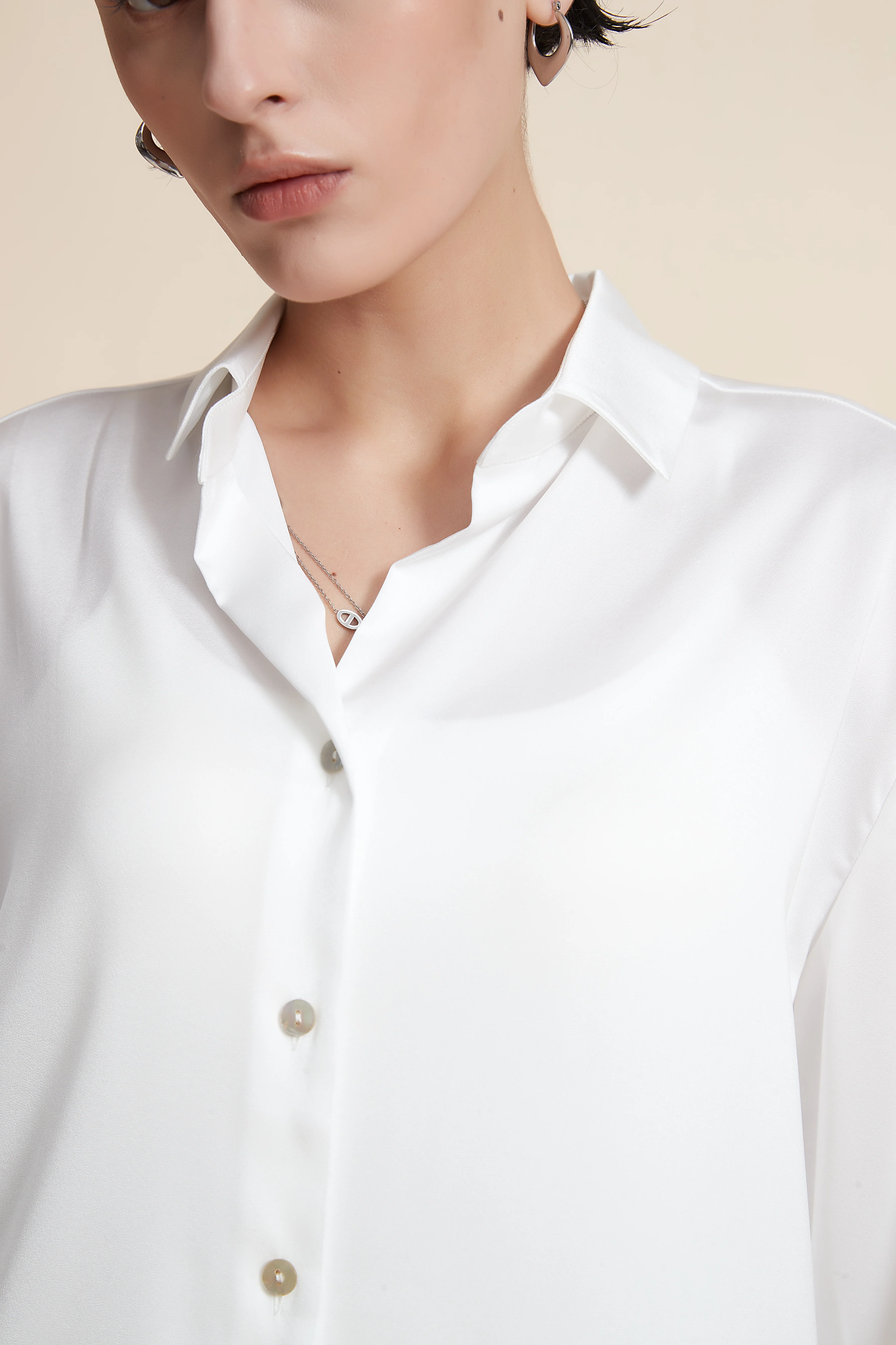 Plain blouse with long sleeves and buttons - Image 4