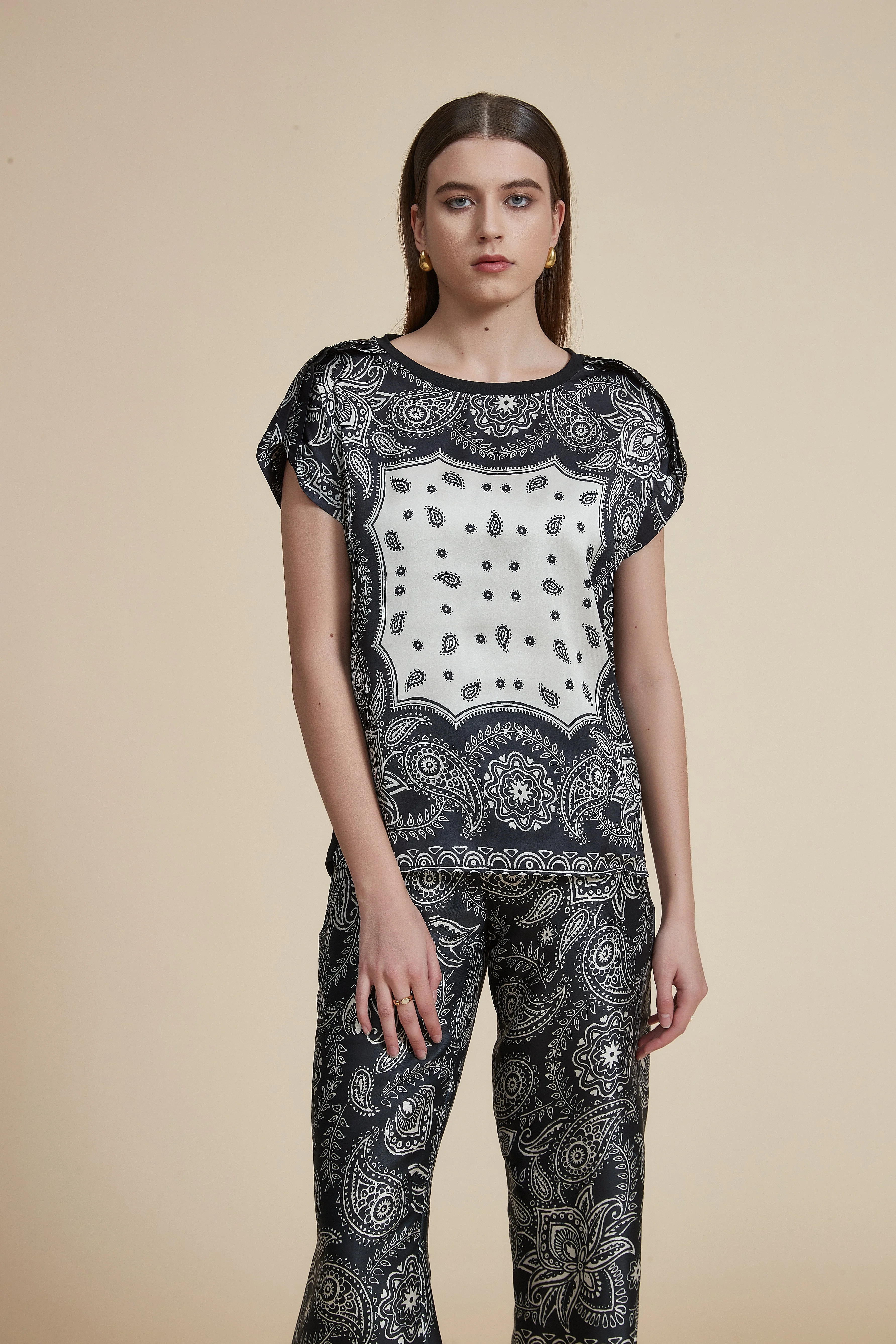 Short sleeve patterned blouse with round neck - Image 2